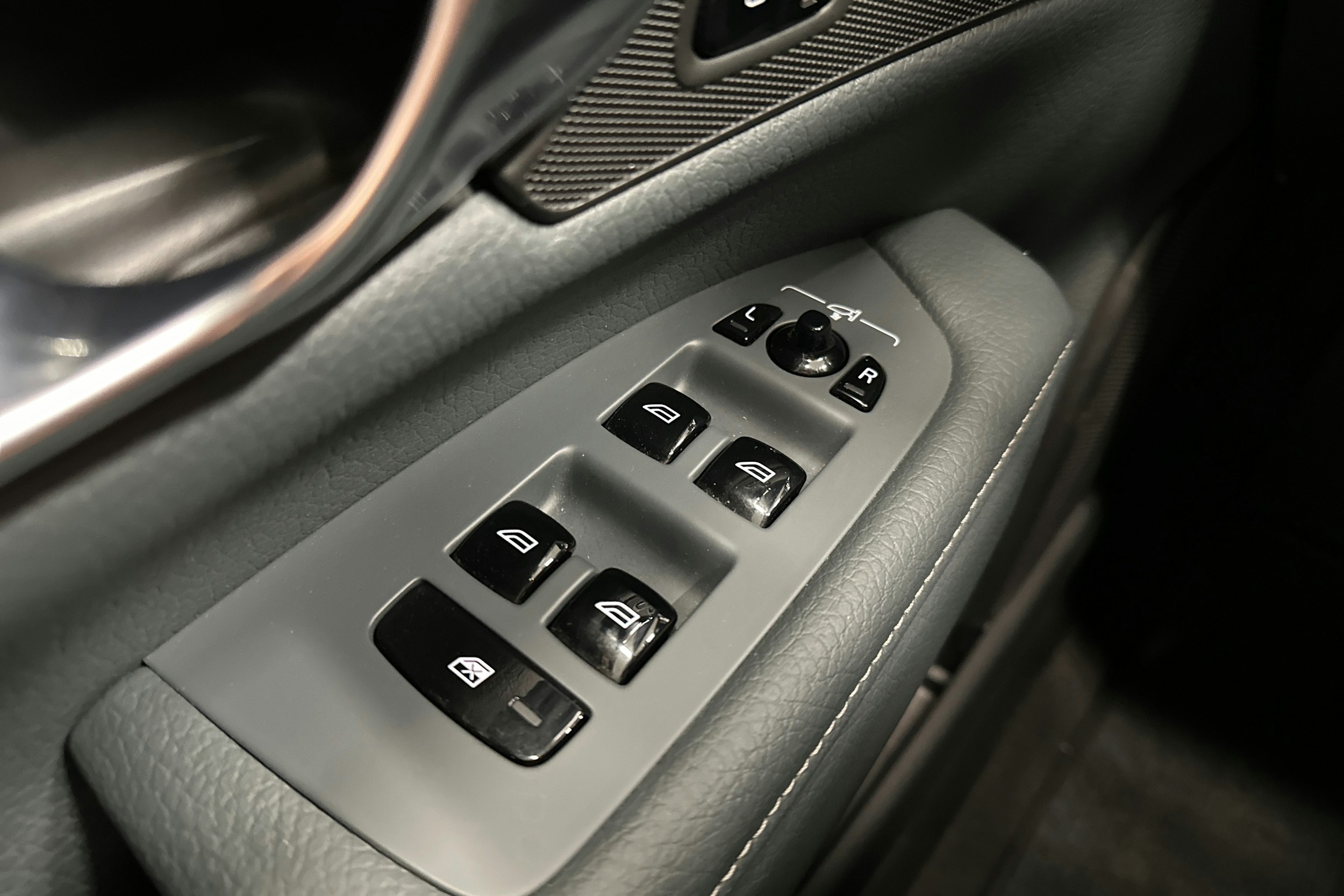 musta Volvo V90 Cross Country 2022 kuva 20.