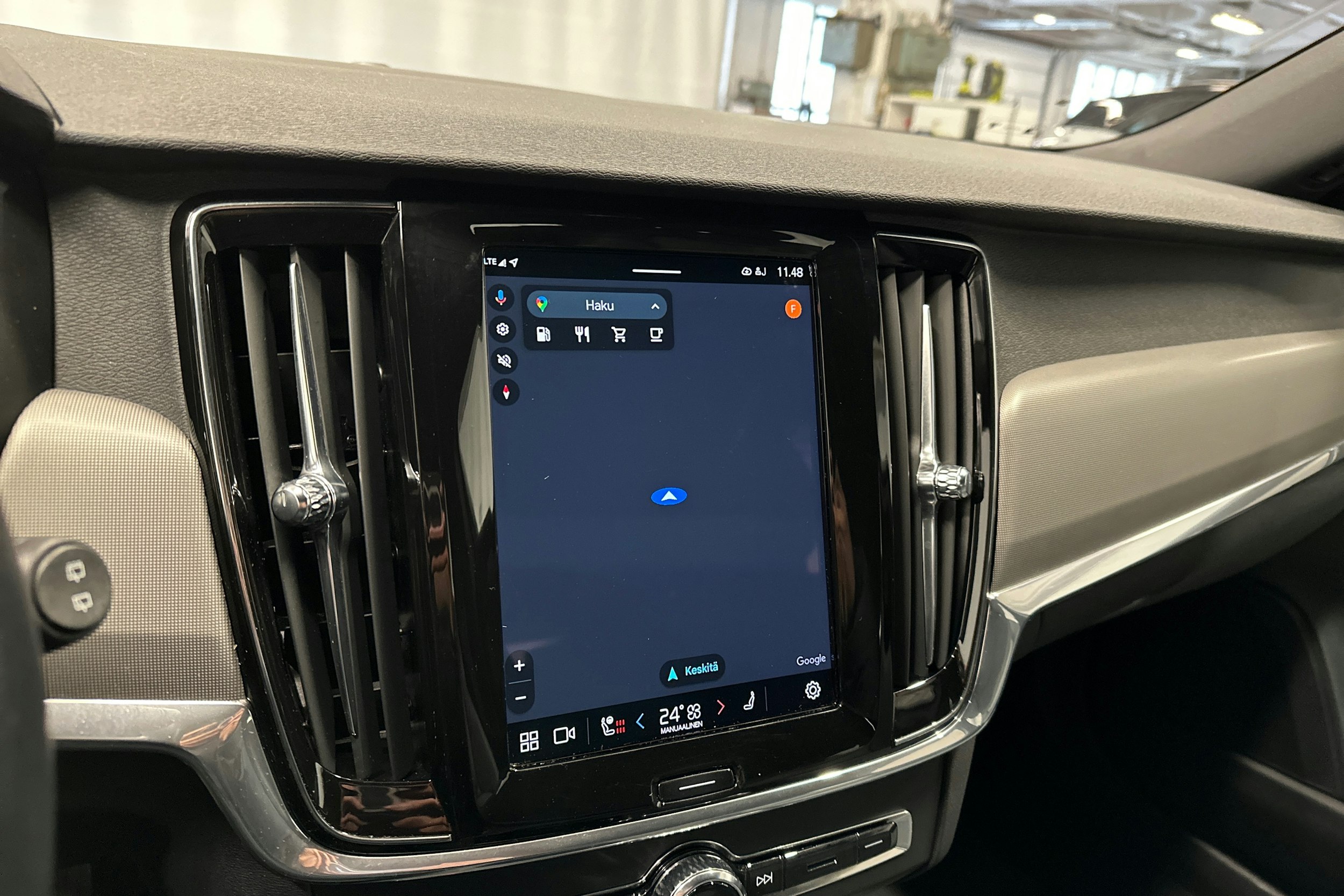 musta Volvo V90 Cross Country 2022 kuva 22.