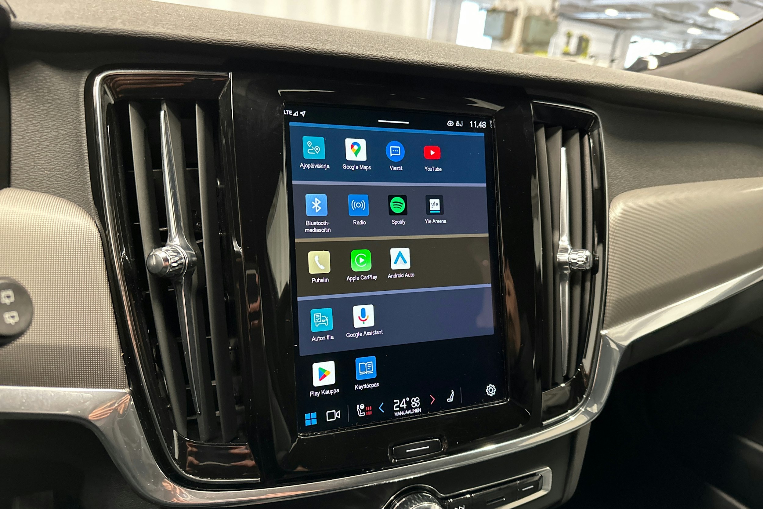 musta Volvo V90 Cross Country 2022 kuva 23.