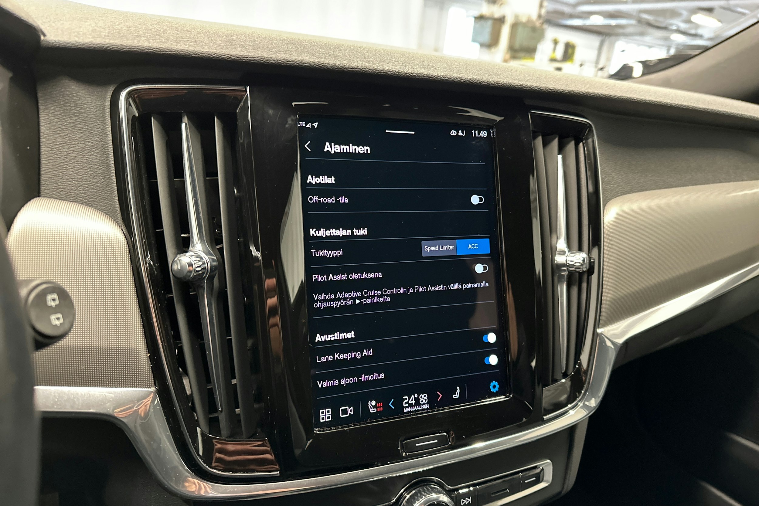 musta Volvo V90 Cross Country 2022 kuva 24.