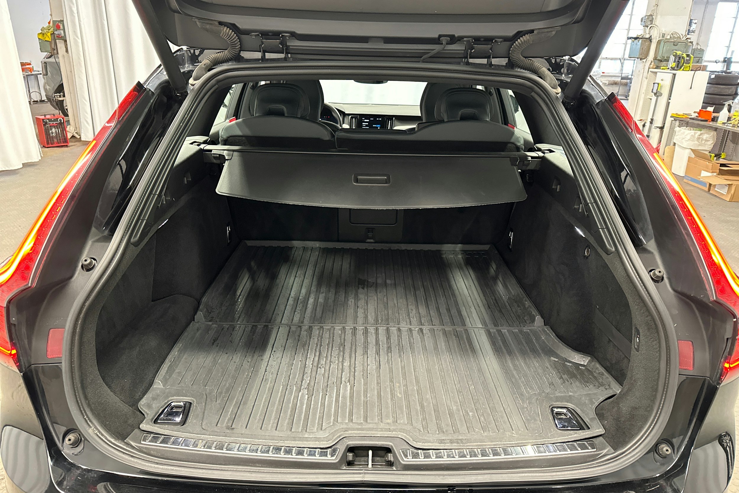 musta Volvo V90 Cross Country 2022 kuva 29.