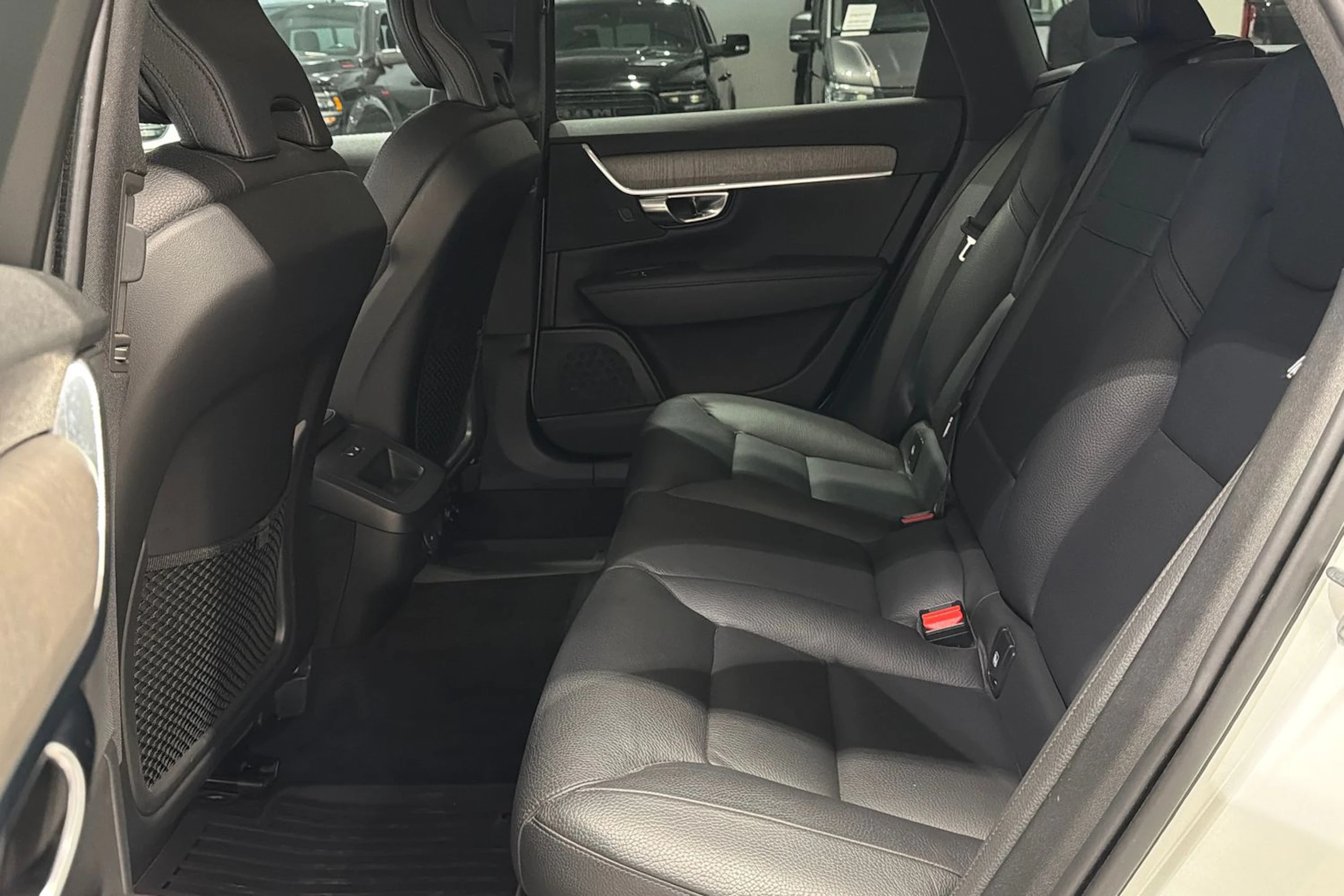 valkoinen Volvo V90 Cross Country 2022 kuva 12.