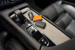 valkoinen Volvo V90 Cross Country 2022 kuva 22.