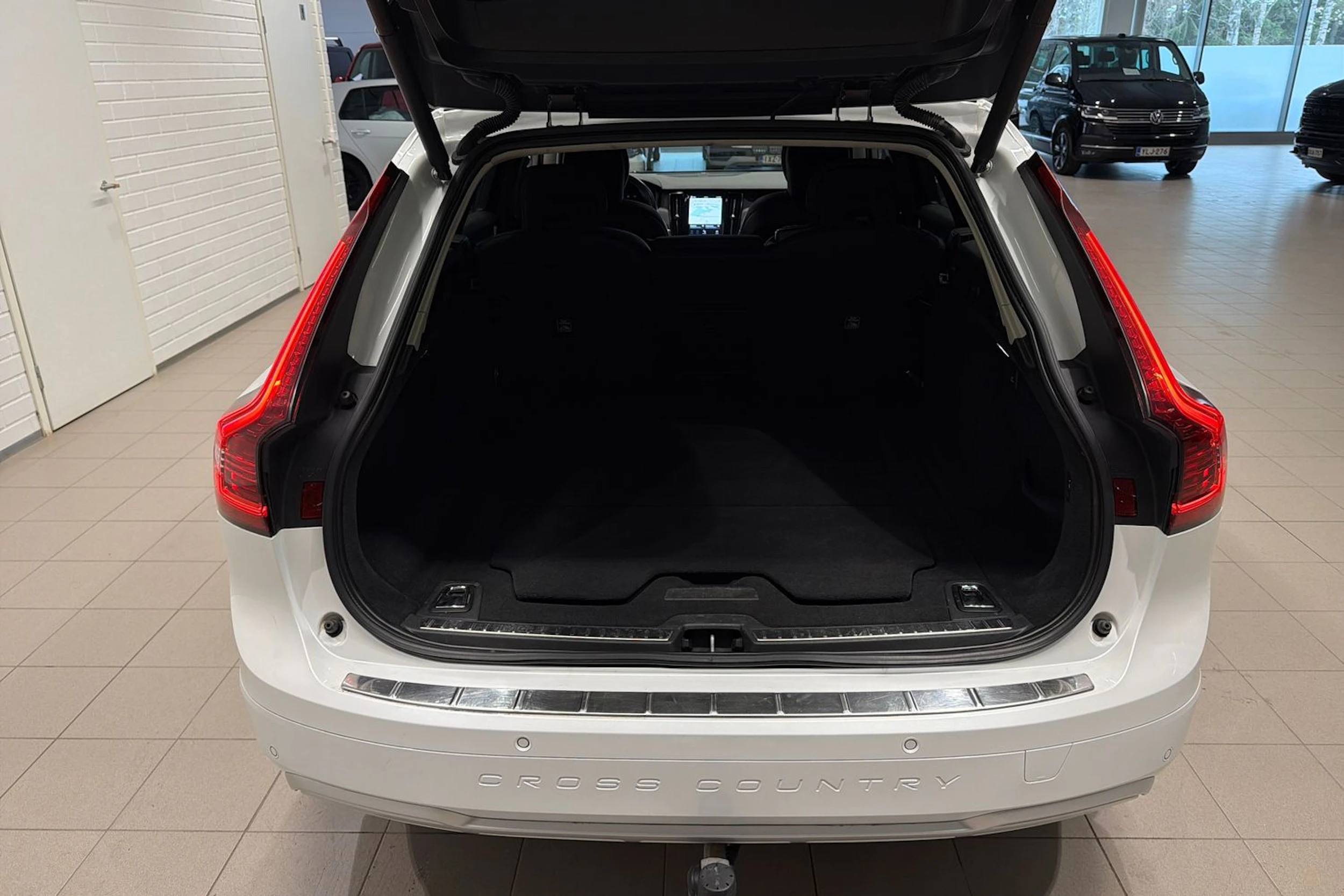 valkoinen Volvo V90 Cross Country 2022 kuva 27.