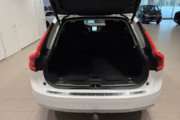 valkoinen Volvo V90 Cross Country 2022 kuva 27.