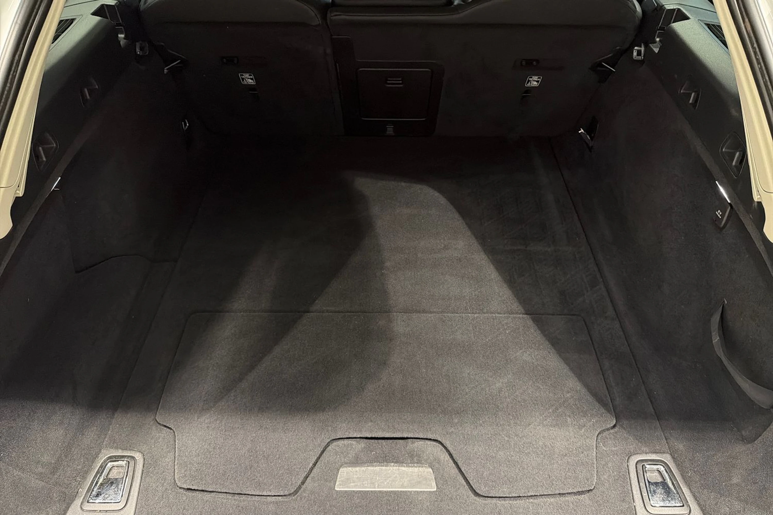 valkoinen Volvo V90 Cross Country 2022 kuva 29.