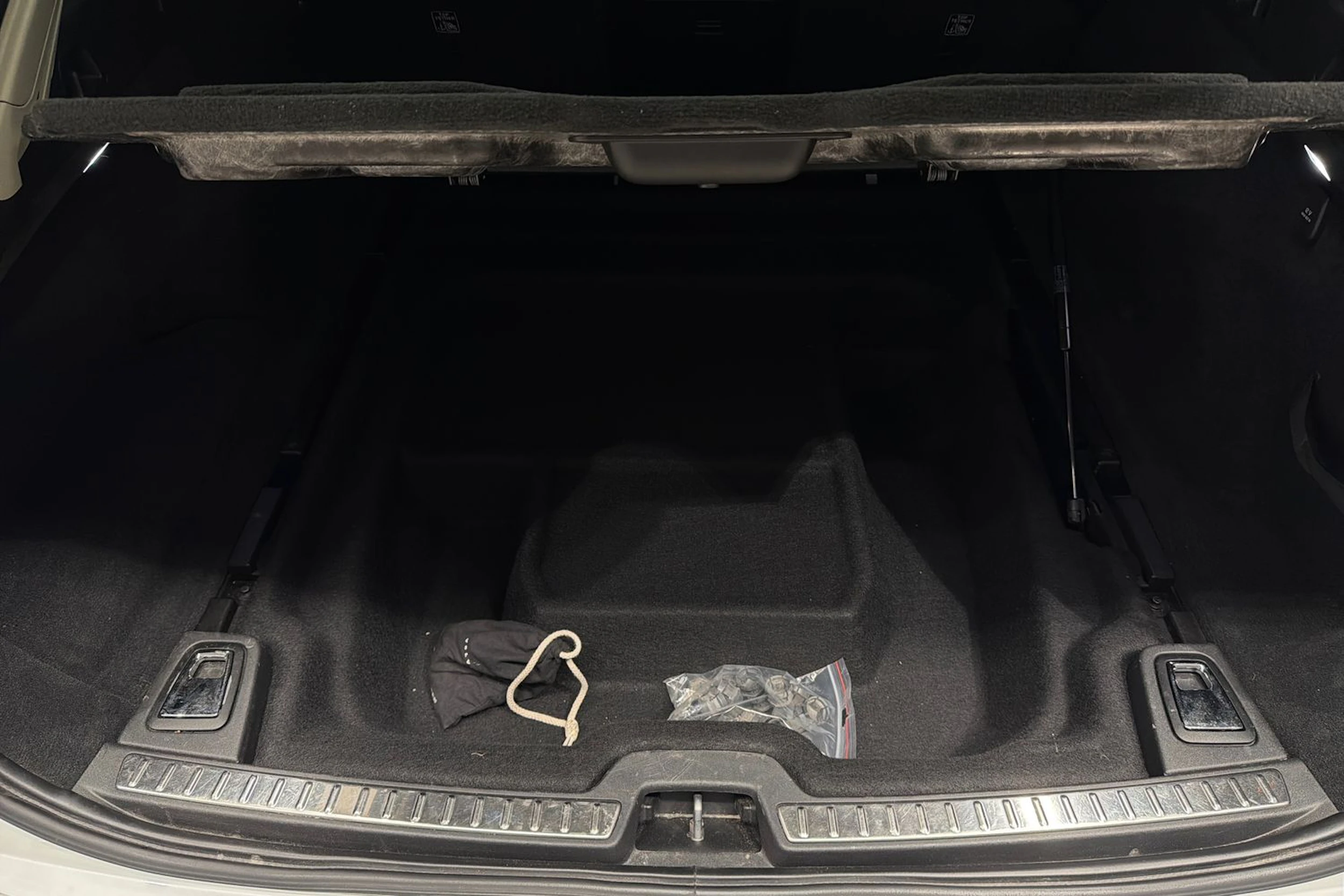 valkoinen Volvo V90 Cross Country 2022 kuva 31.