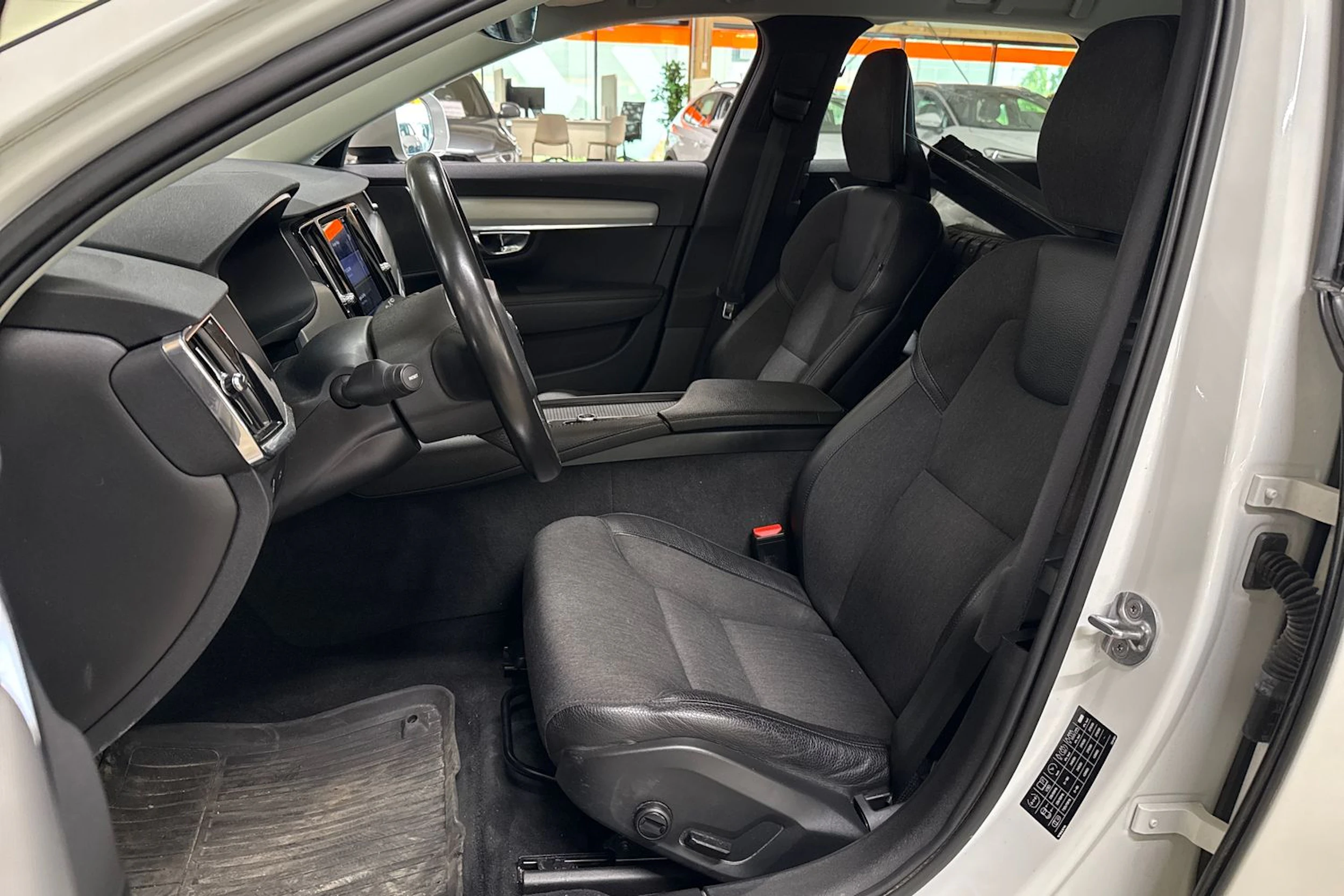 valkoinen Volvo V90 Cross Country 2022 kuva 4.
