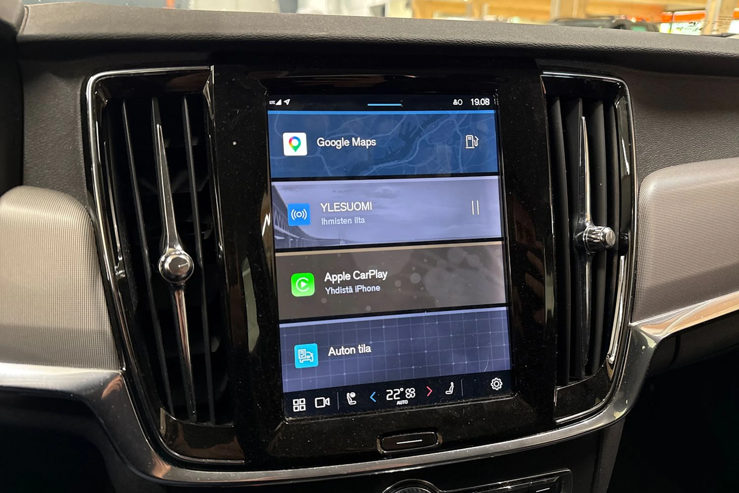 valkoinen Volvo V90 Cross Country 2022 kuva 6.