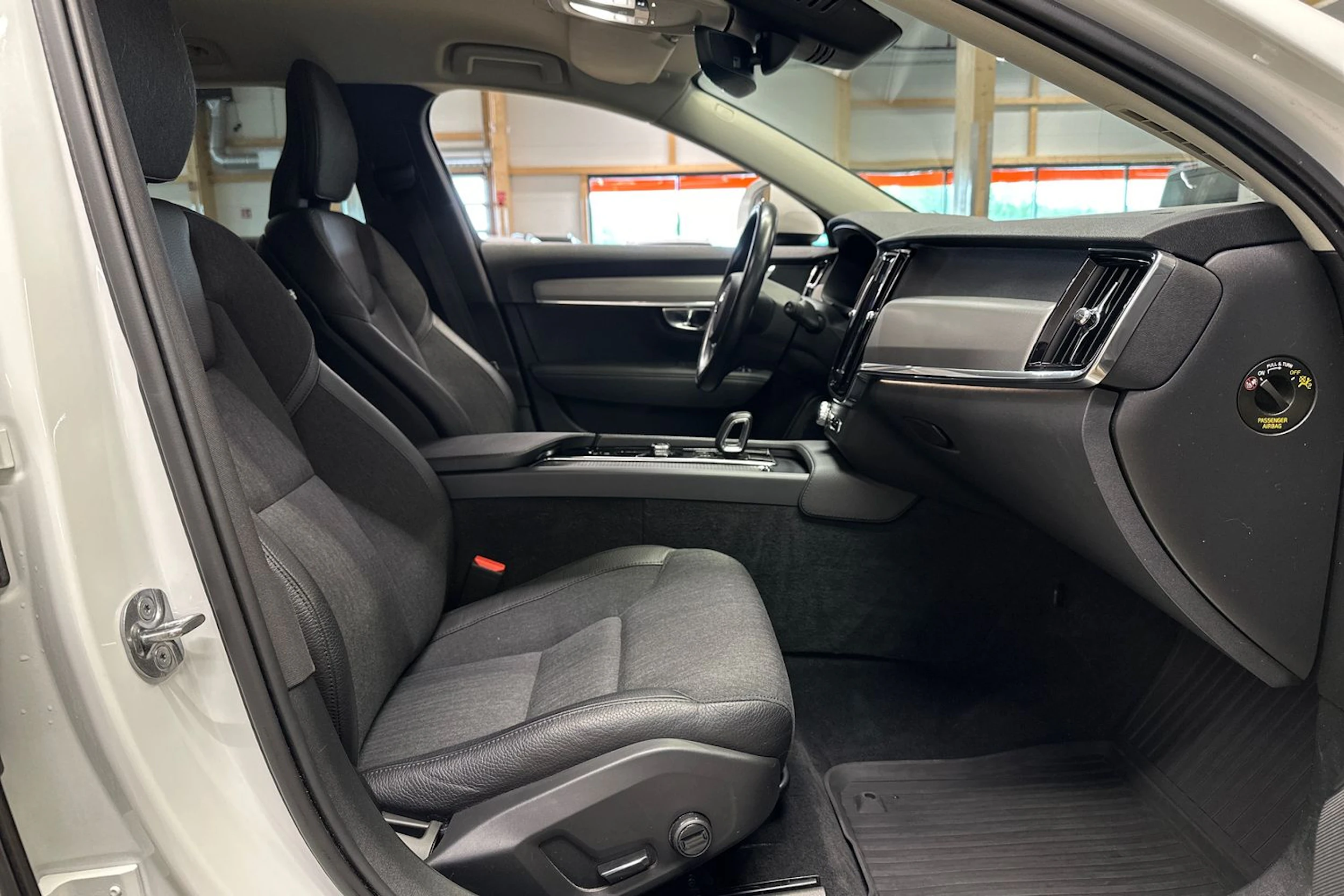 valkoinen Volvo V90 Cross Country 2022 kuva 15.