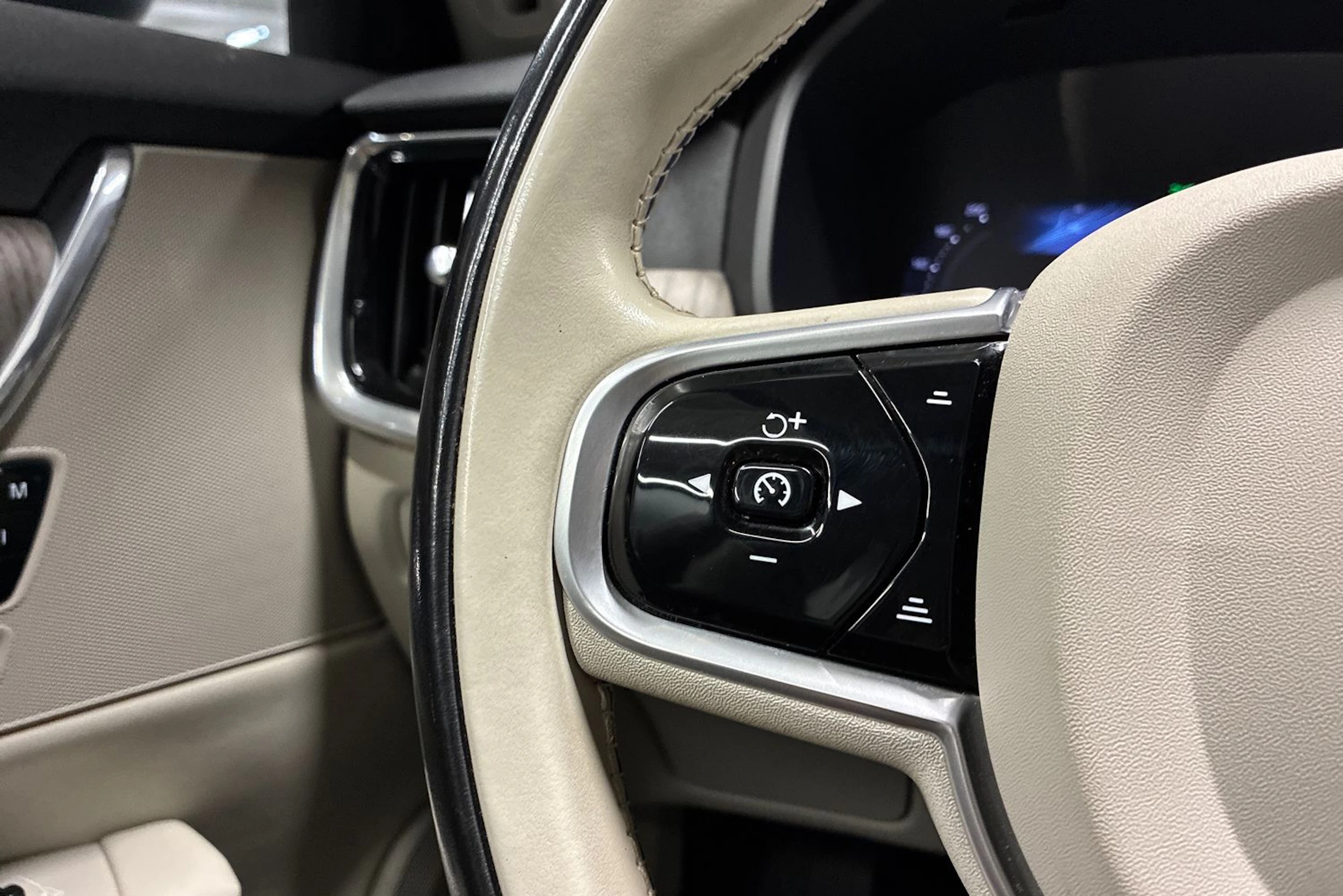 sininen Volvo V90 Cross Country 2023 kuva 13.