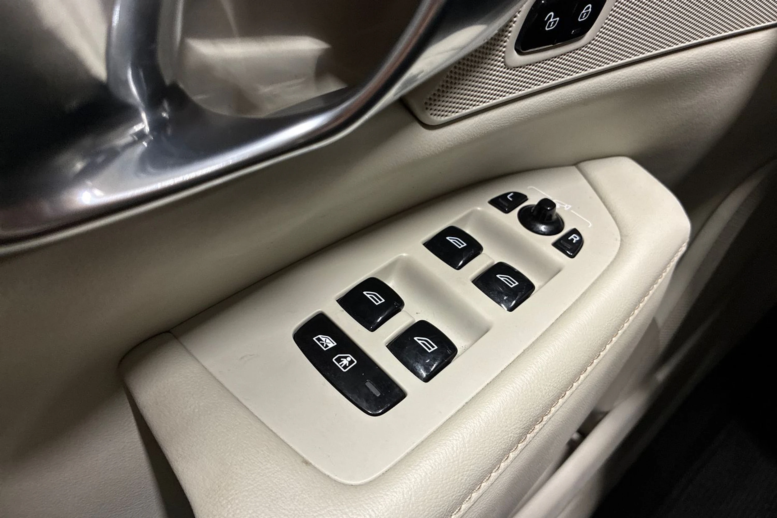 sininen Volvo V90 Cross Country 2023 kuva 18.