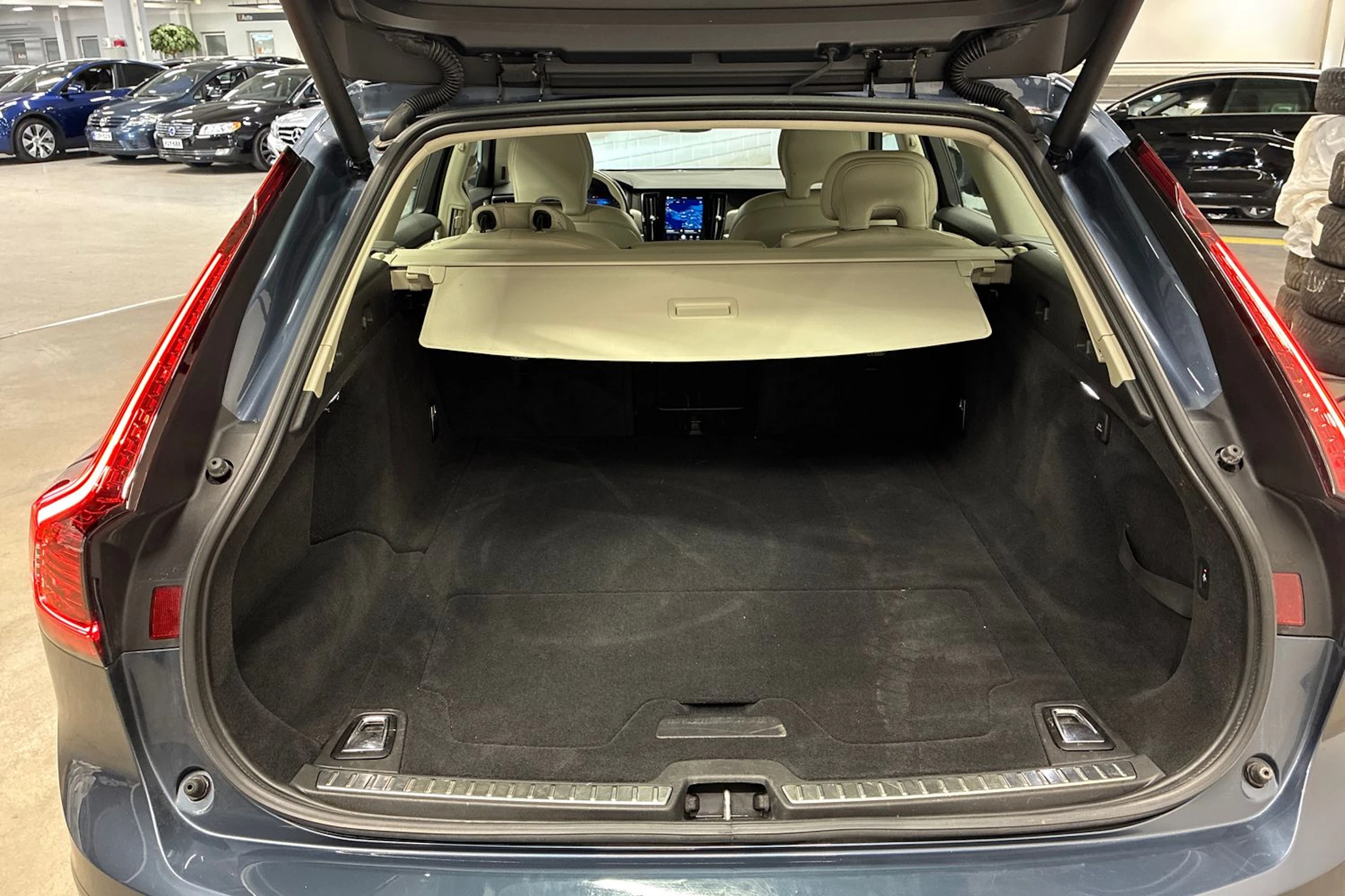 sininen Volvo V90 Cross Country 2023 kuva 29.