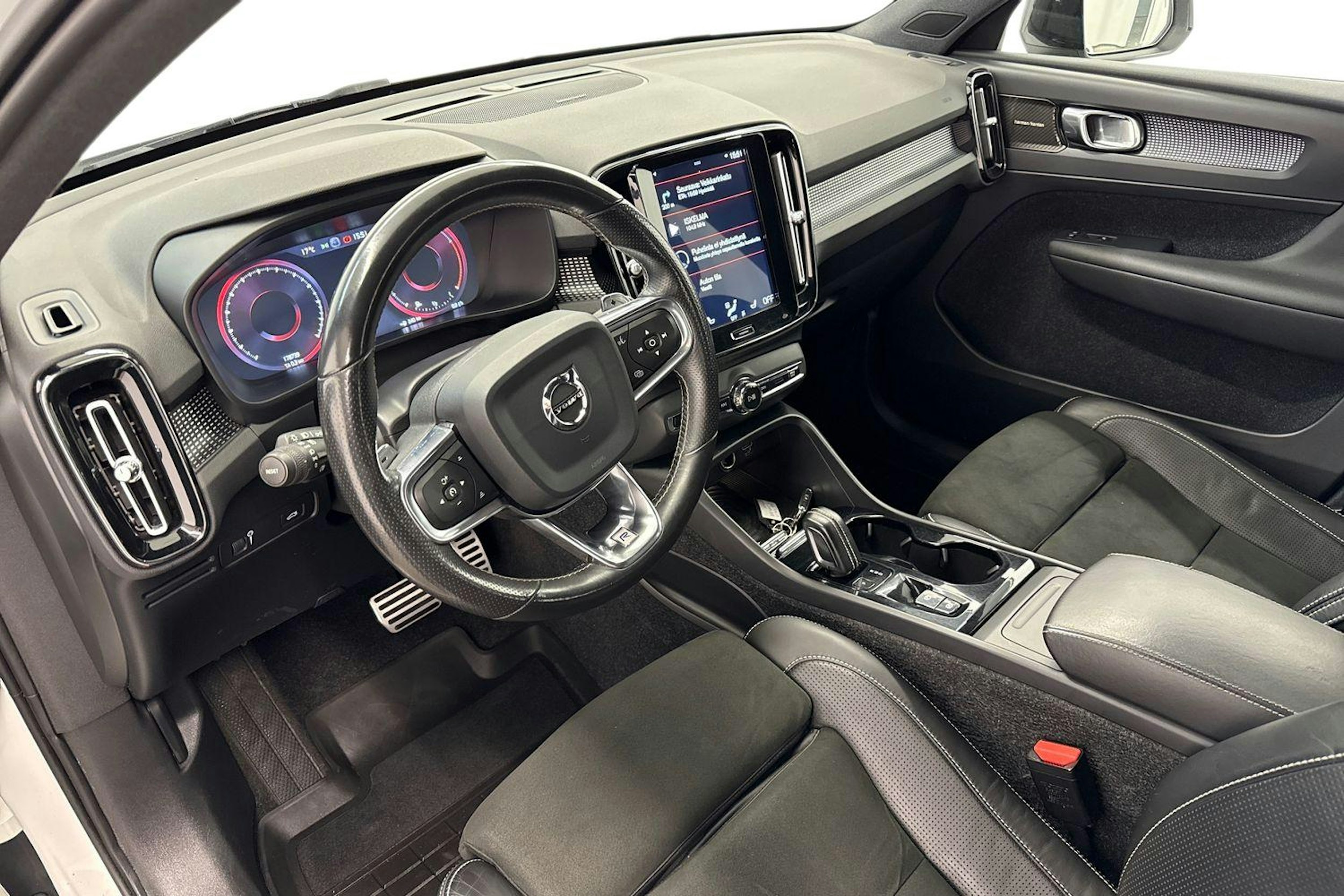 valkoinen Volvo XC40 2018 kuva 7.