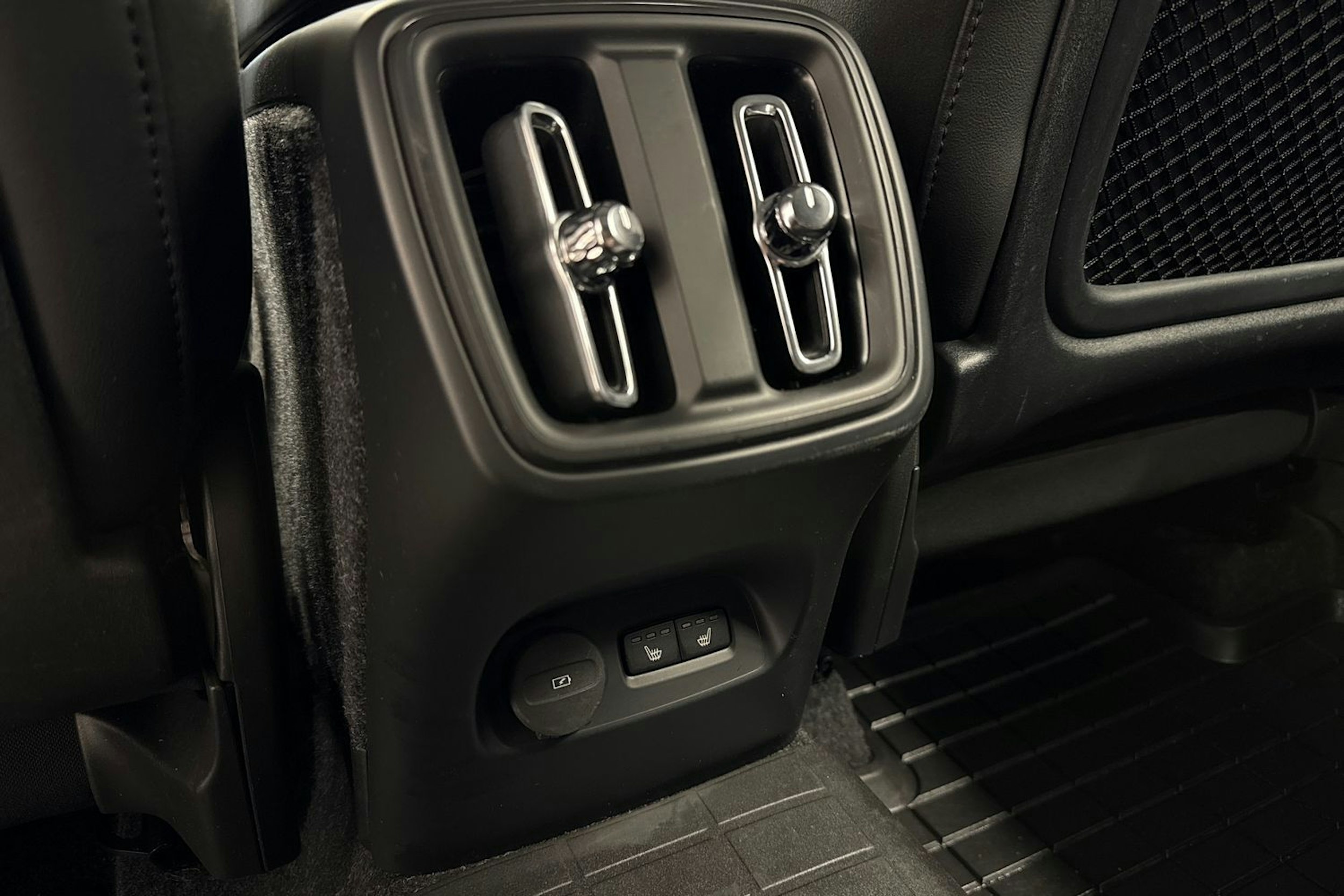 valkoinen Volvo XC40 2018 kuva 17.