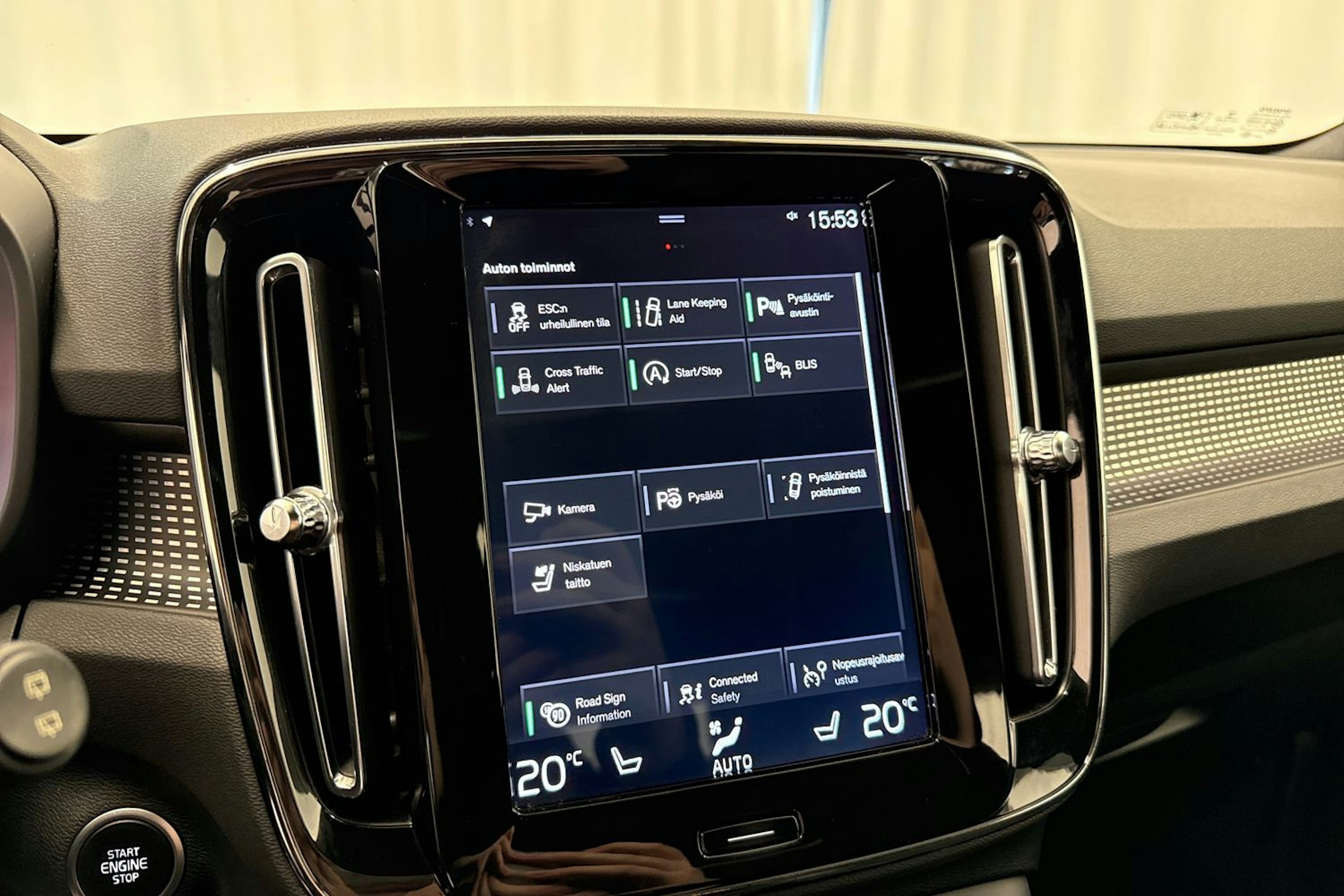 valkoinen Volvo XC40 2018 kuva 24.