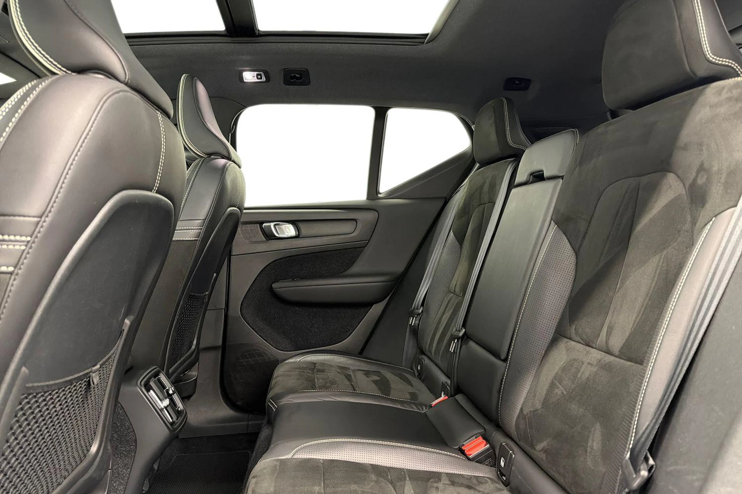 valkoinen Volvo XC40 2018 kuva 8.