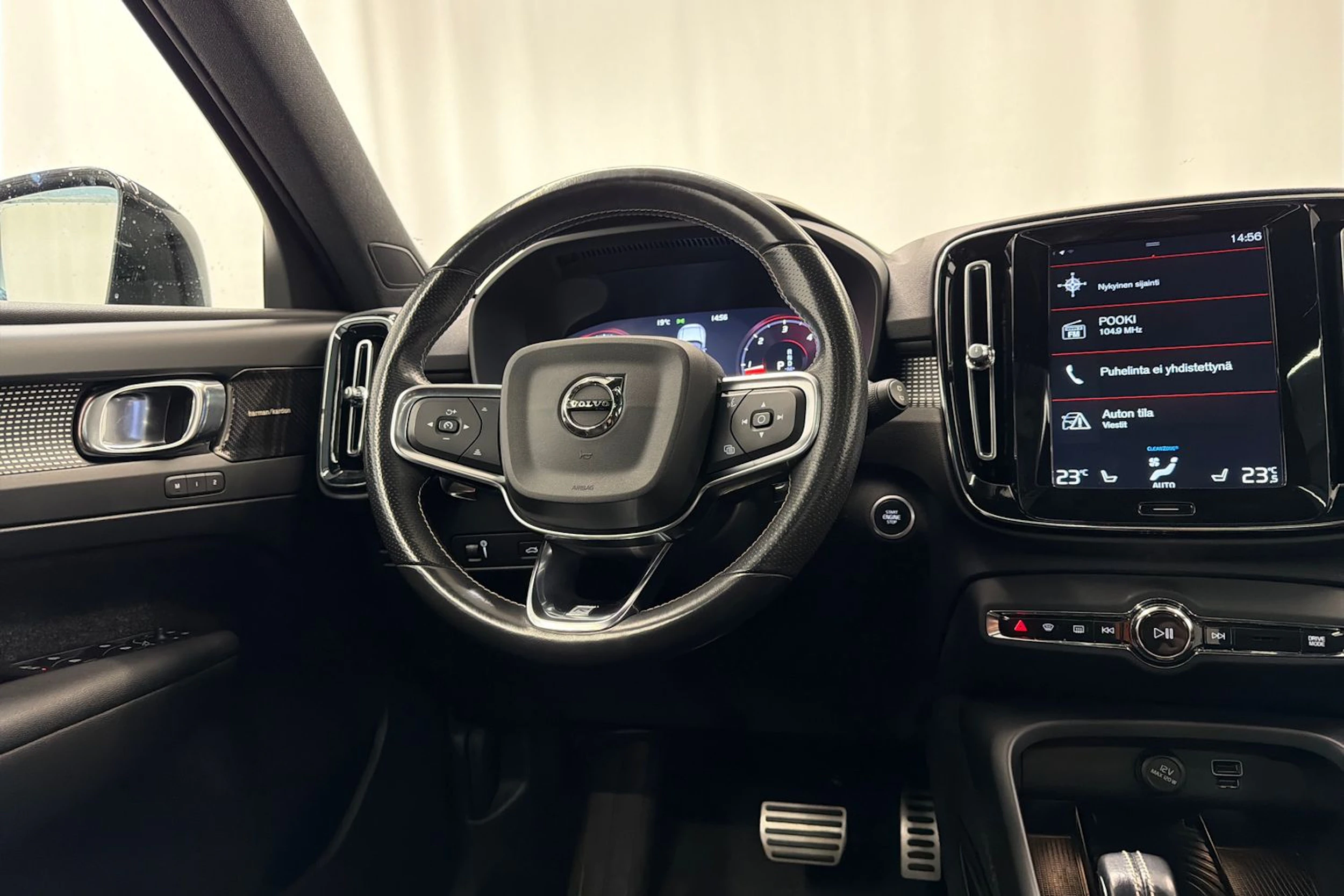 valkoinen Volvo XC40 2018 kuva 12.