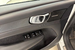 valkoinen Volvo XC40 2018 kuva 13.