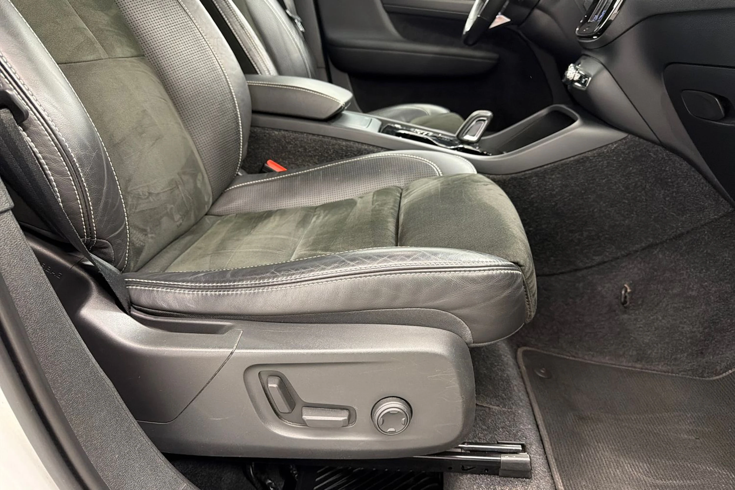 valkoinen Volvo XC40 2018 kuva 14.