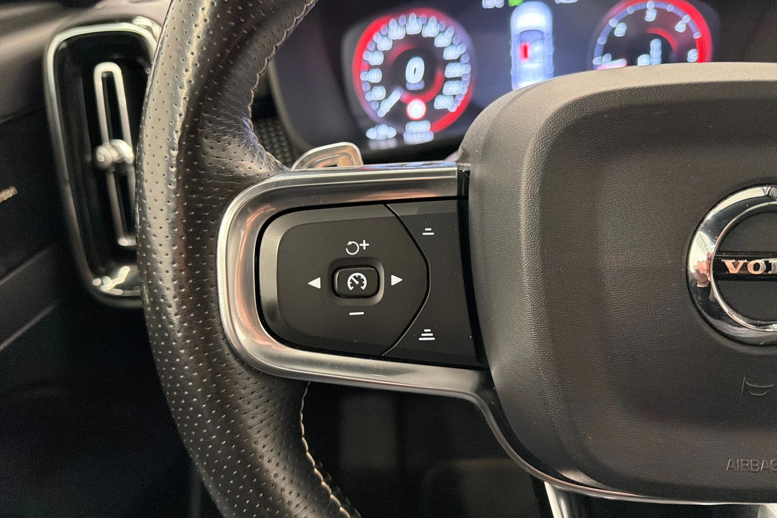 valkoinen Volvo XC40 2018 kuva 15.
