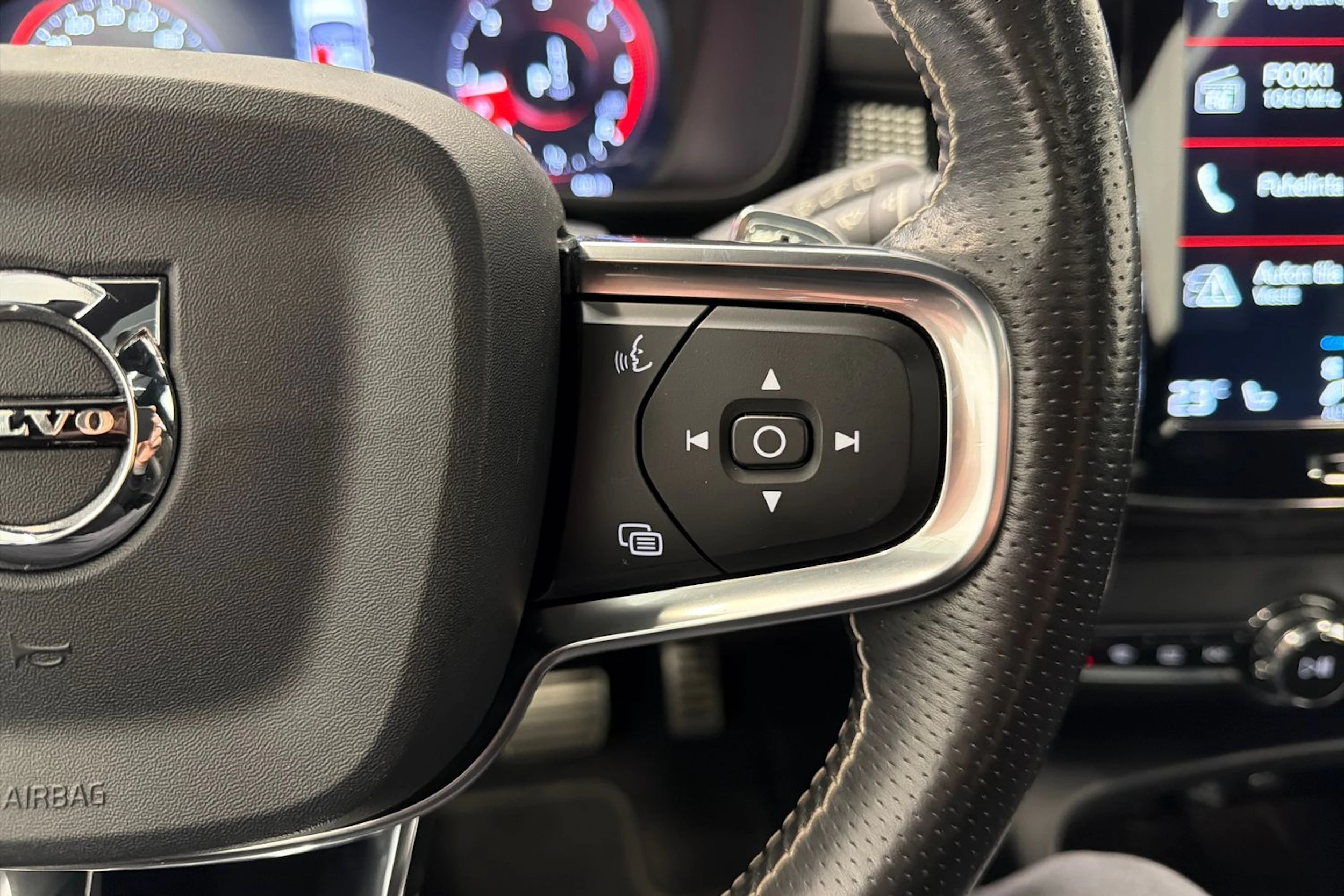 valkoinen Volvo XC40 2018 kuva 16.