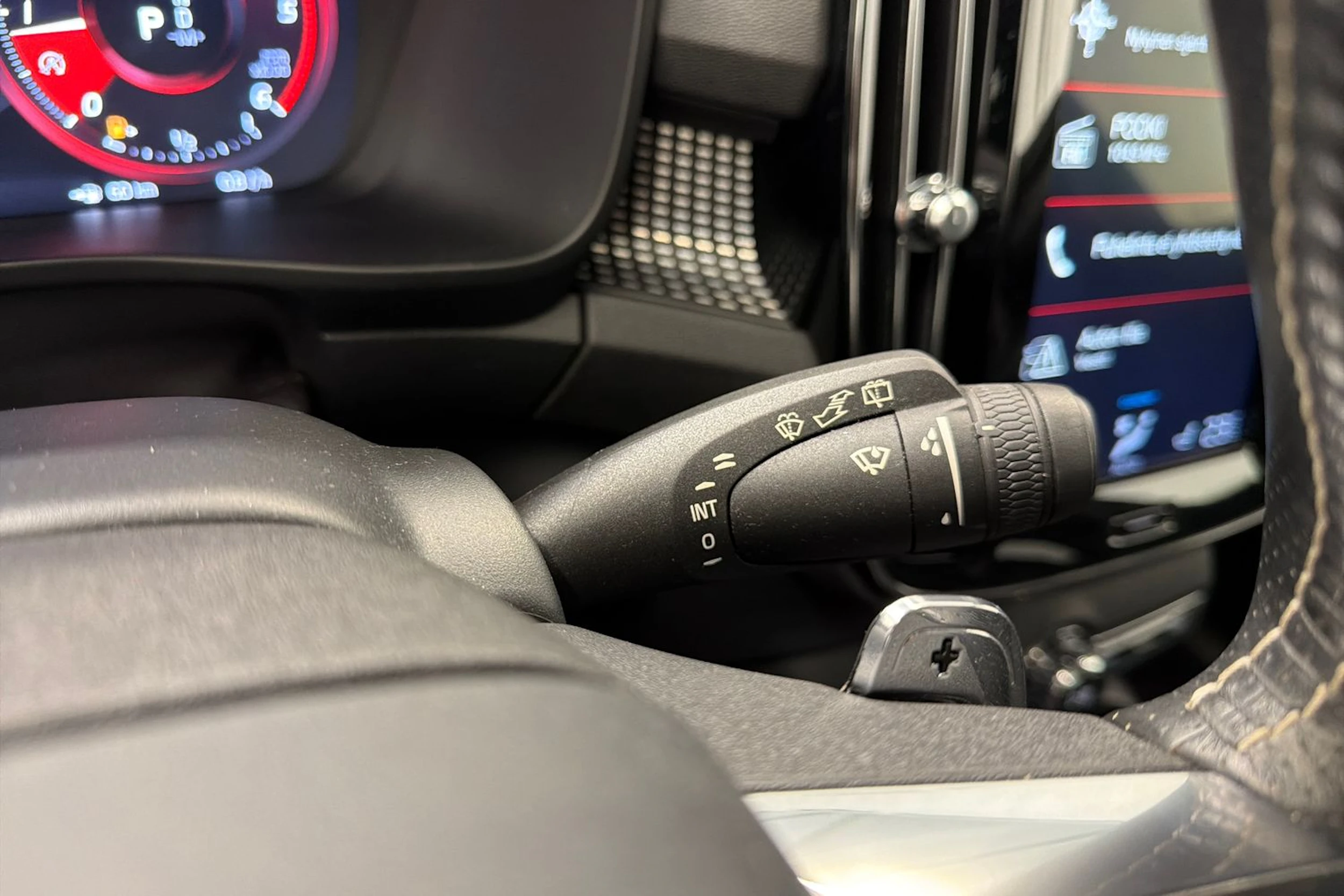 valkoinen Volvo XC40 2018 kuva 18.