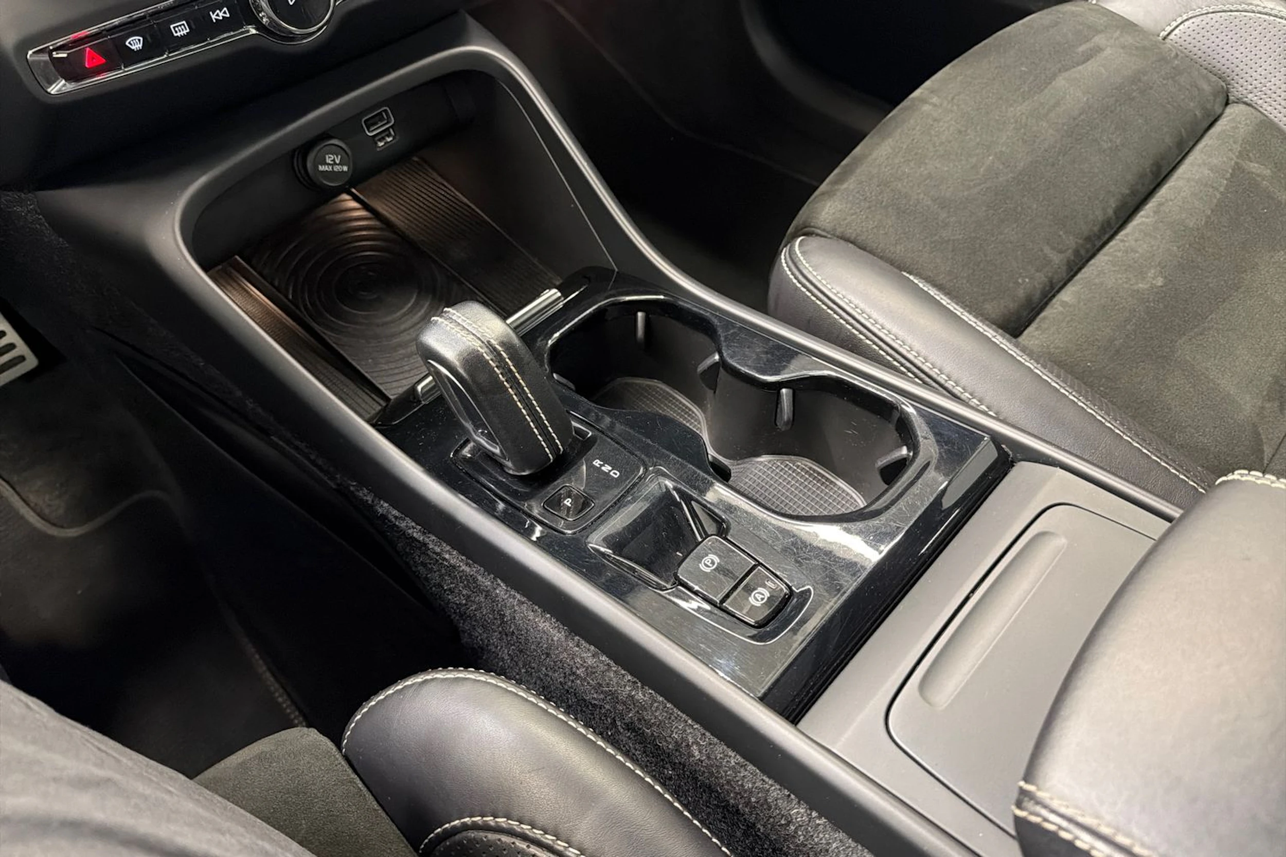 valkoinen Volvo XC40 2018 kuva 20.