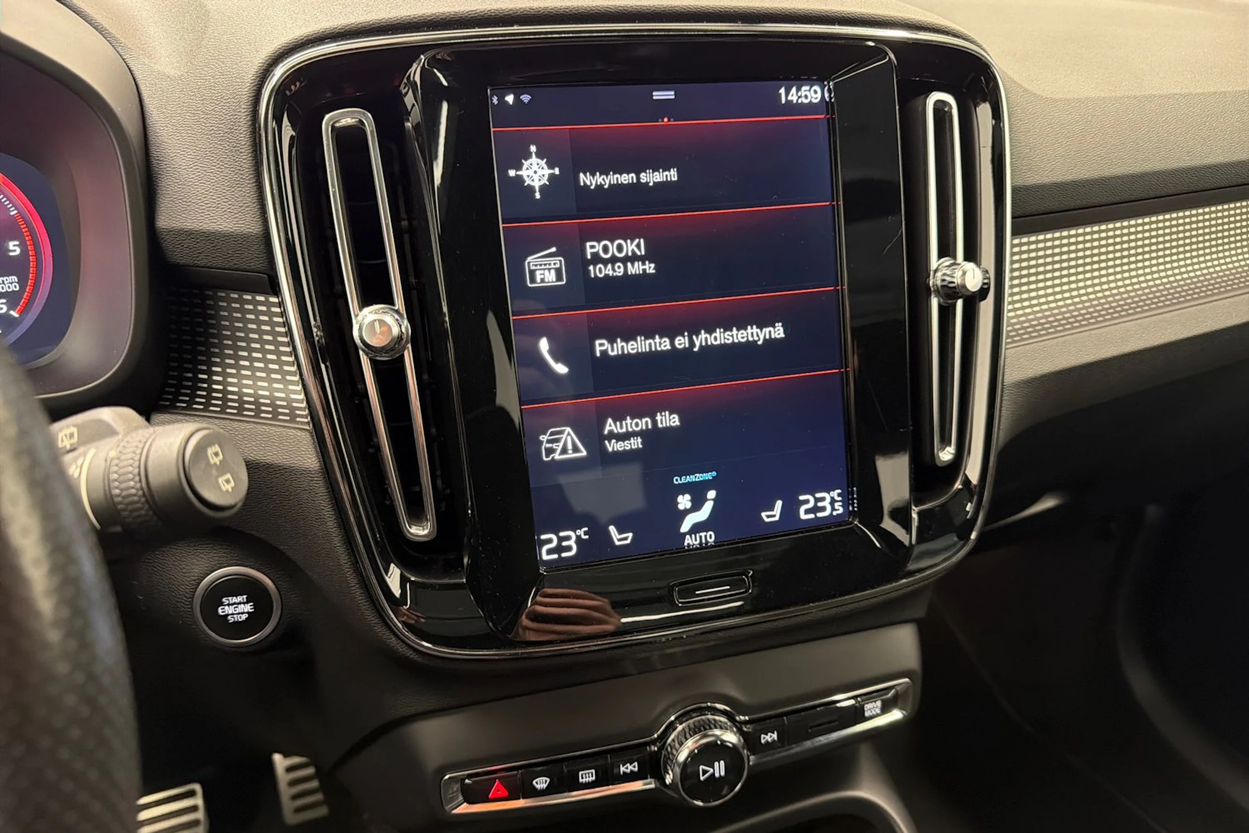 valkoinen Volvo XC40 2018 kuva 22.
