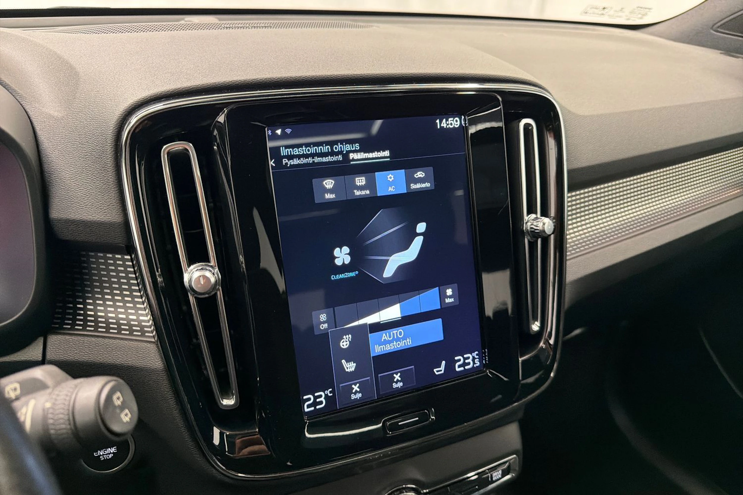 valkoinen Volvo XC40 2018 kuva 24.