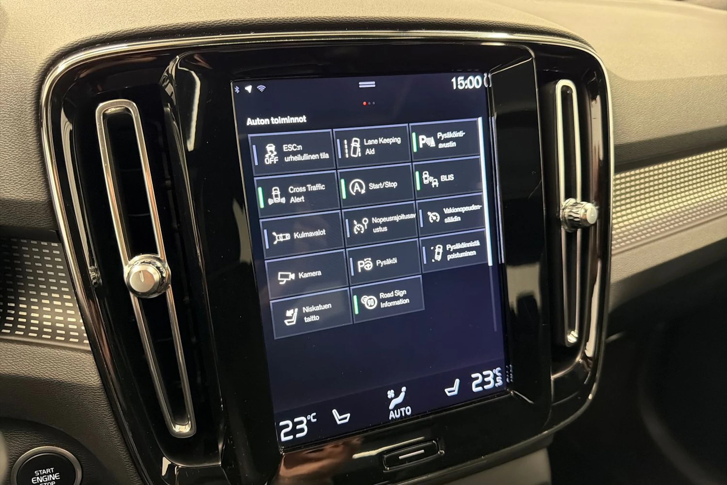 valkoinen Volvo XC40 2018 kuva 27.