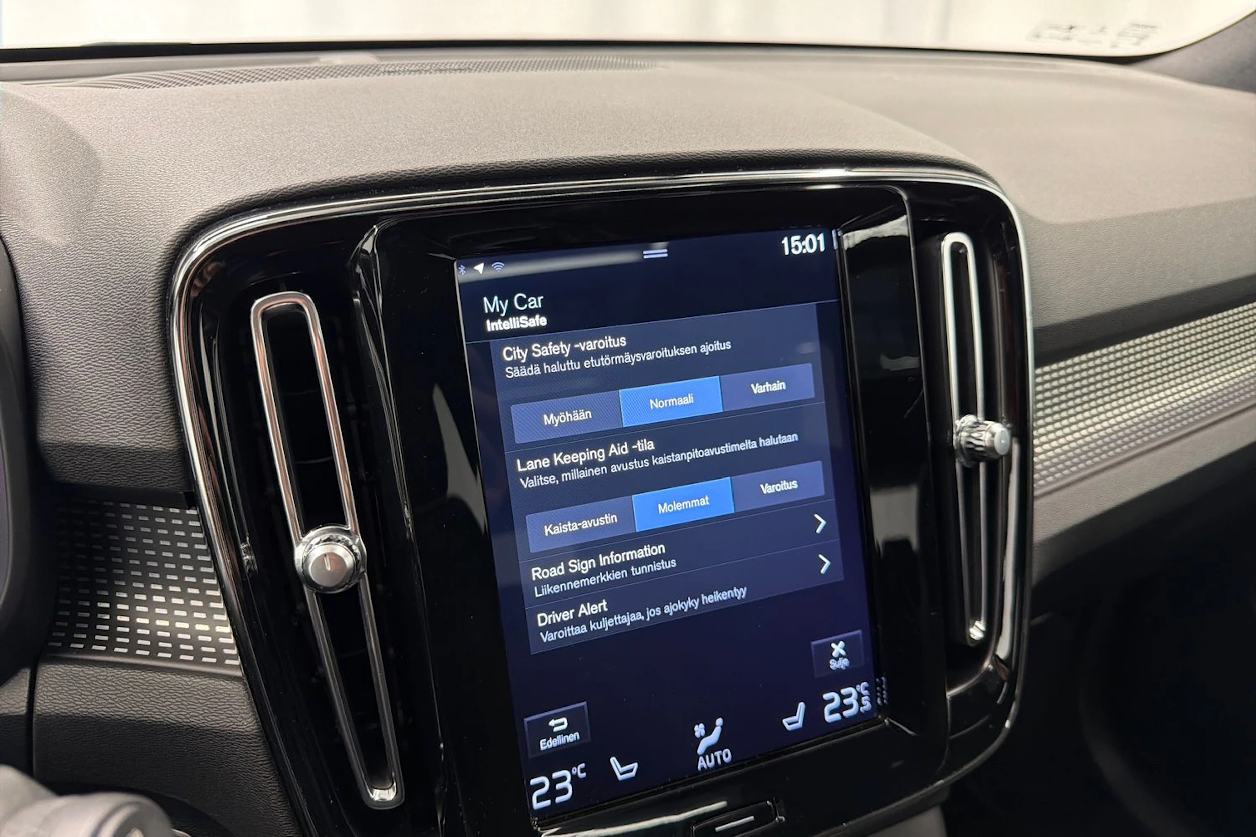 valkoinen Volvo XC40 2018 kuva 28.