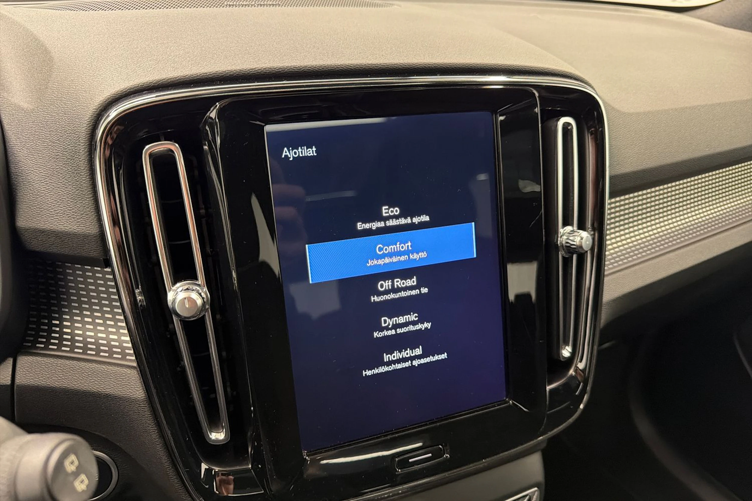 valkoinen Volvo XC40 2018 kuva 30.