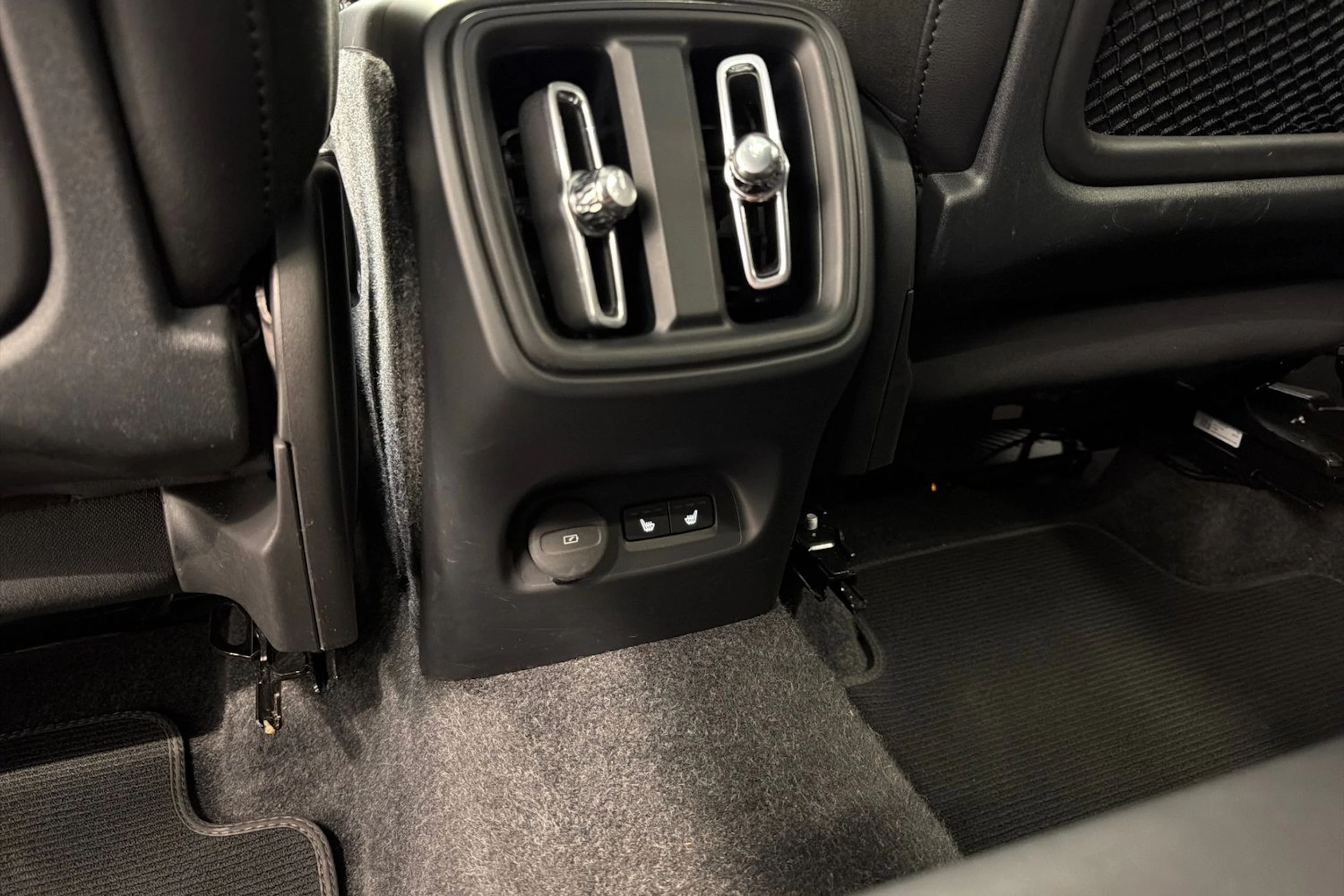 valkoinen Volvo XC40 2018 kuva 37.