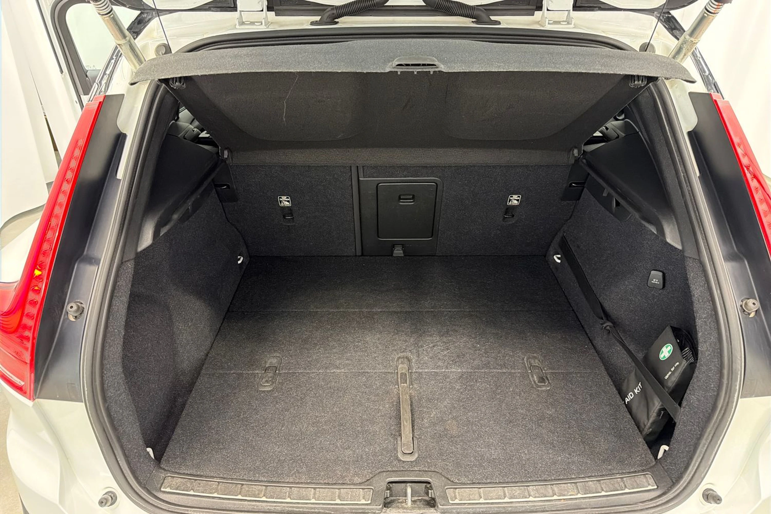 valkoinen Volvo XC40 2018 kuva 39.
