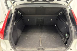 valkoinen Volvo XC40 2018 kuva 39.
