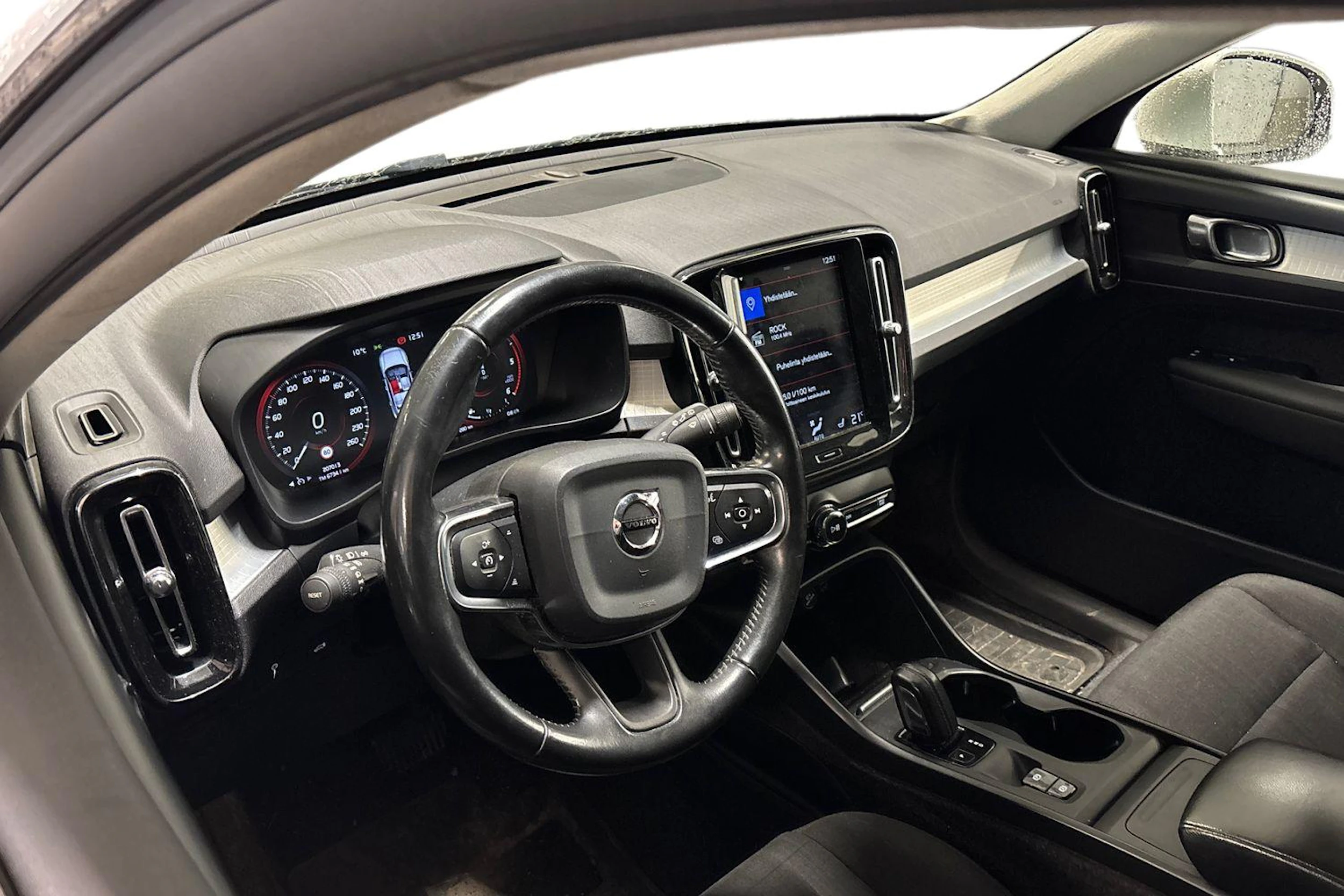 valkoinen Volvo XC40 2019 kuva 3.