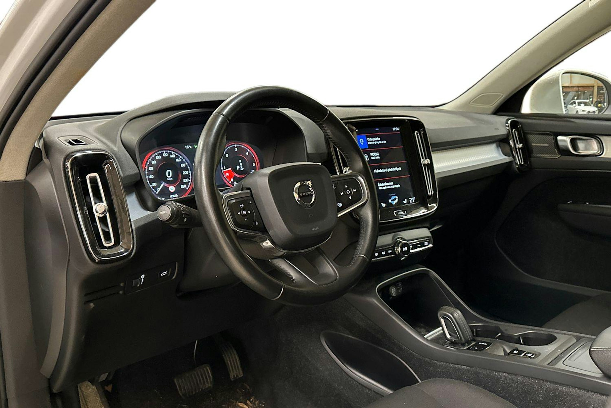 valkoinen Volvo XC40 2018 kuva 3.