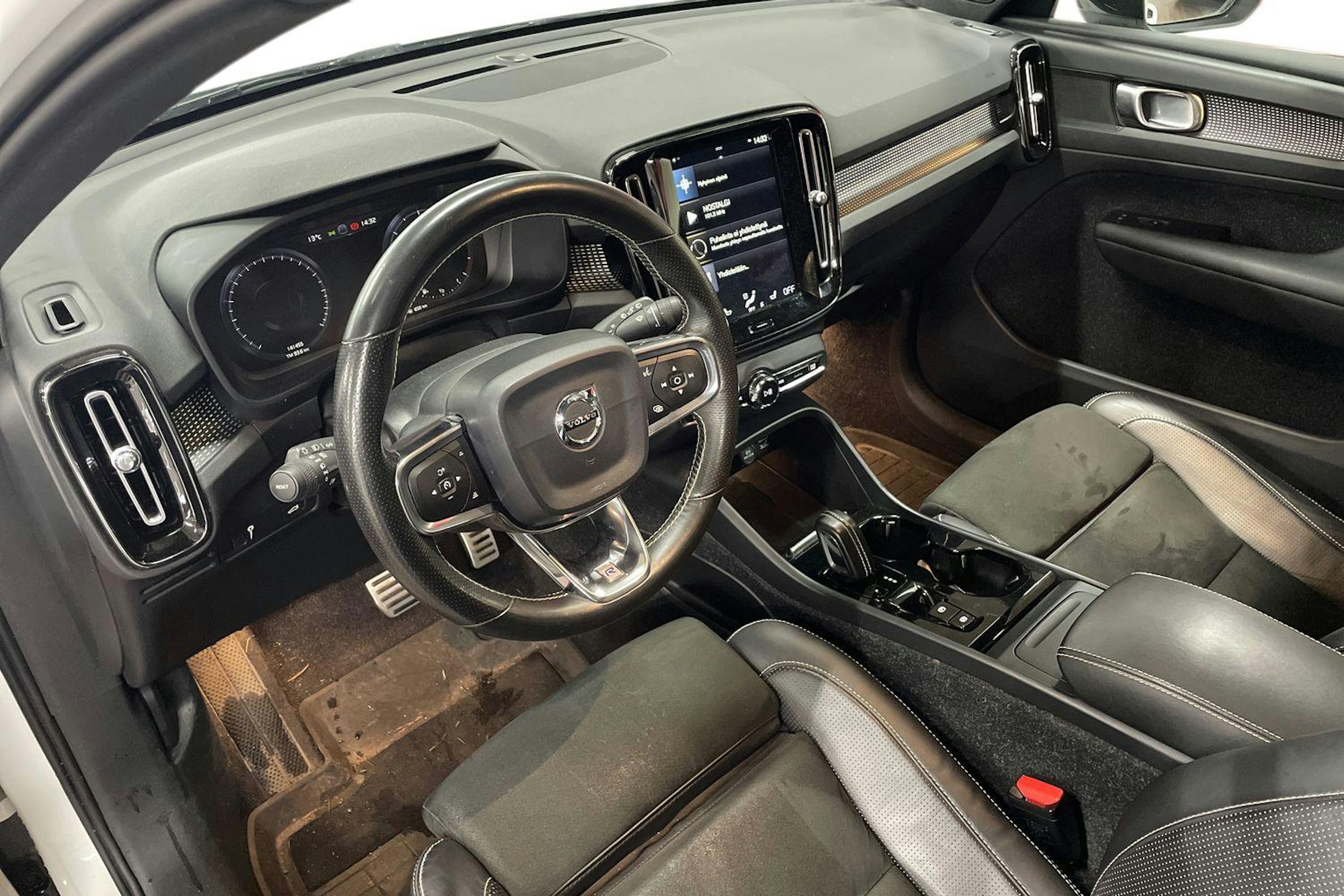 Valkoinen Volvo XC40 2018 kuva 3.