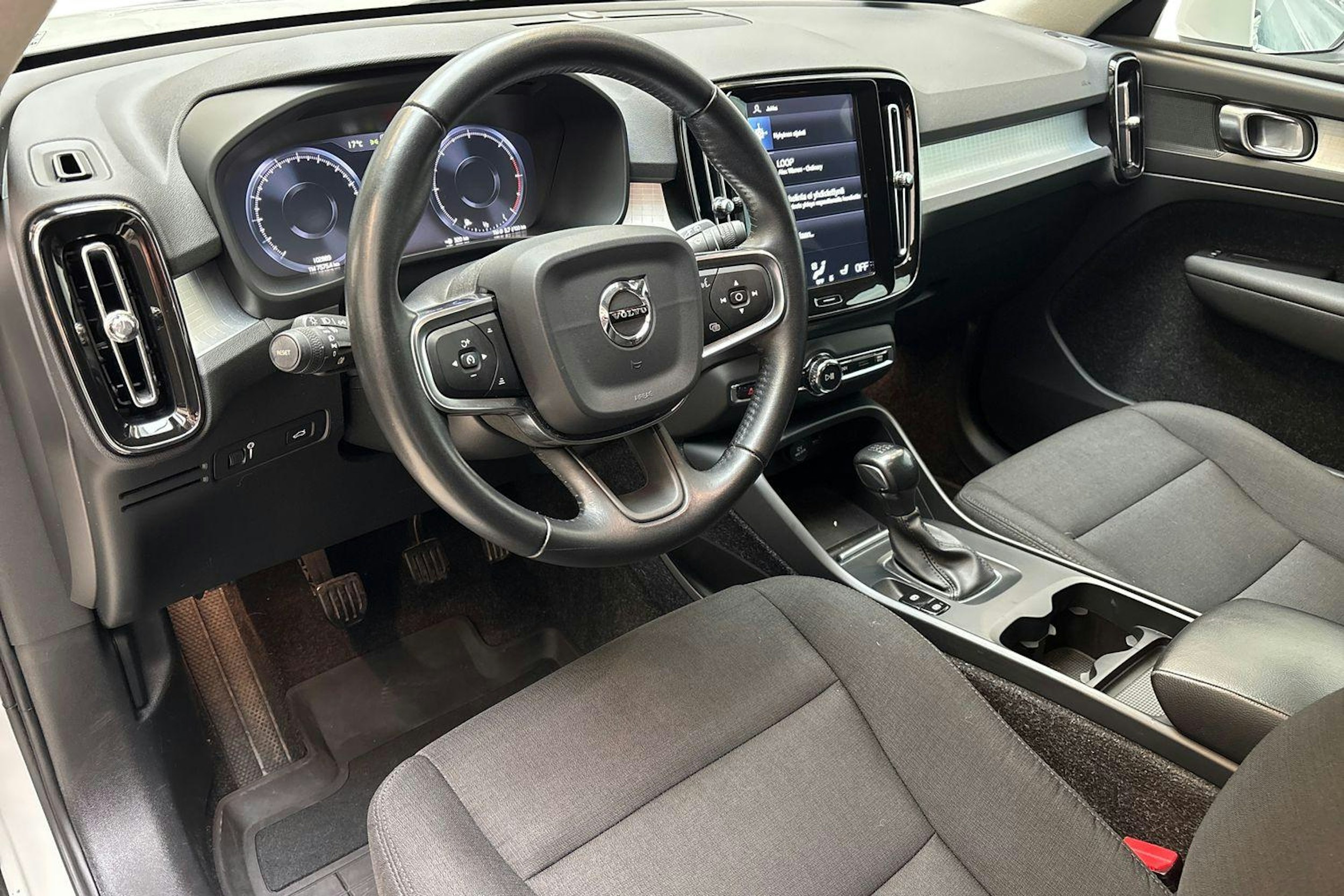 valkoinen Volvo XC40 2019 kuva 7.