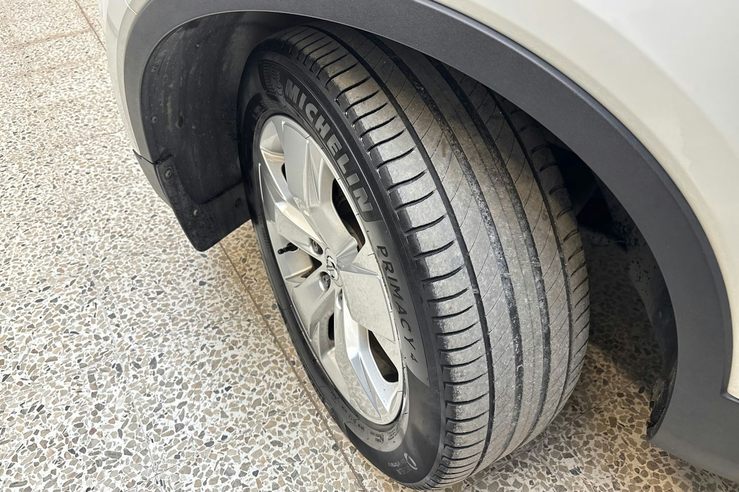 valkoinen Volvo XC40 2019 kuva 13.