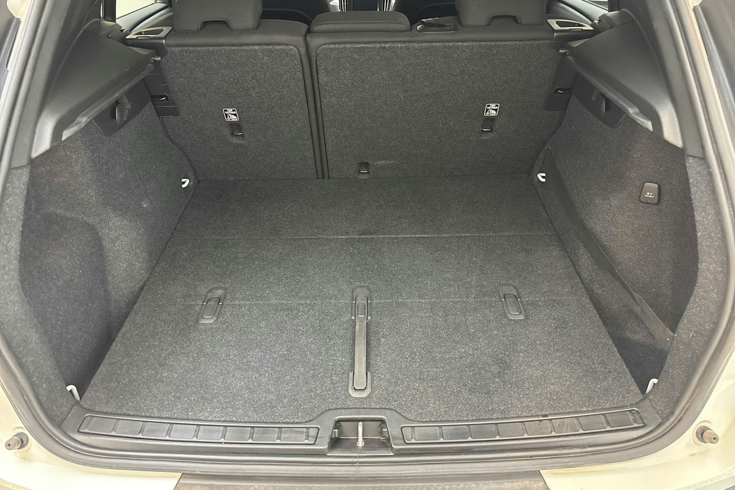 valkoinen Volvo XC40 2019 kuva 14.