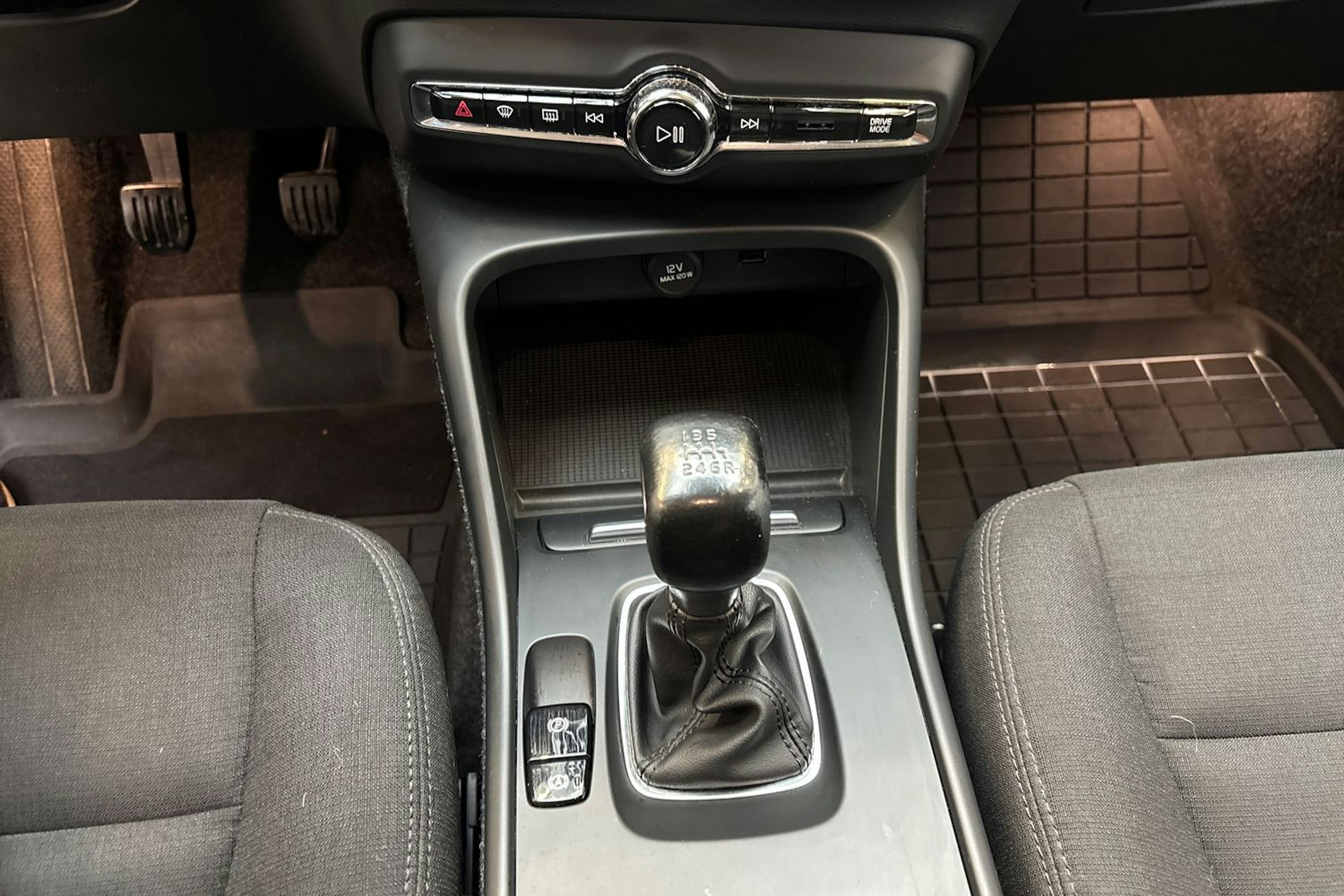 valkoinen Volvo XC40 2019 kuva 22.