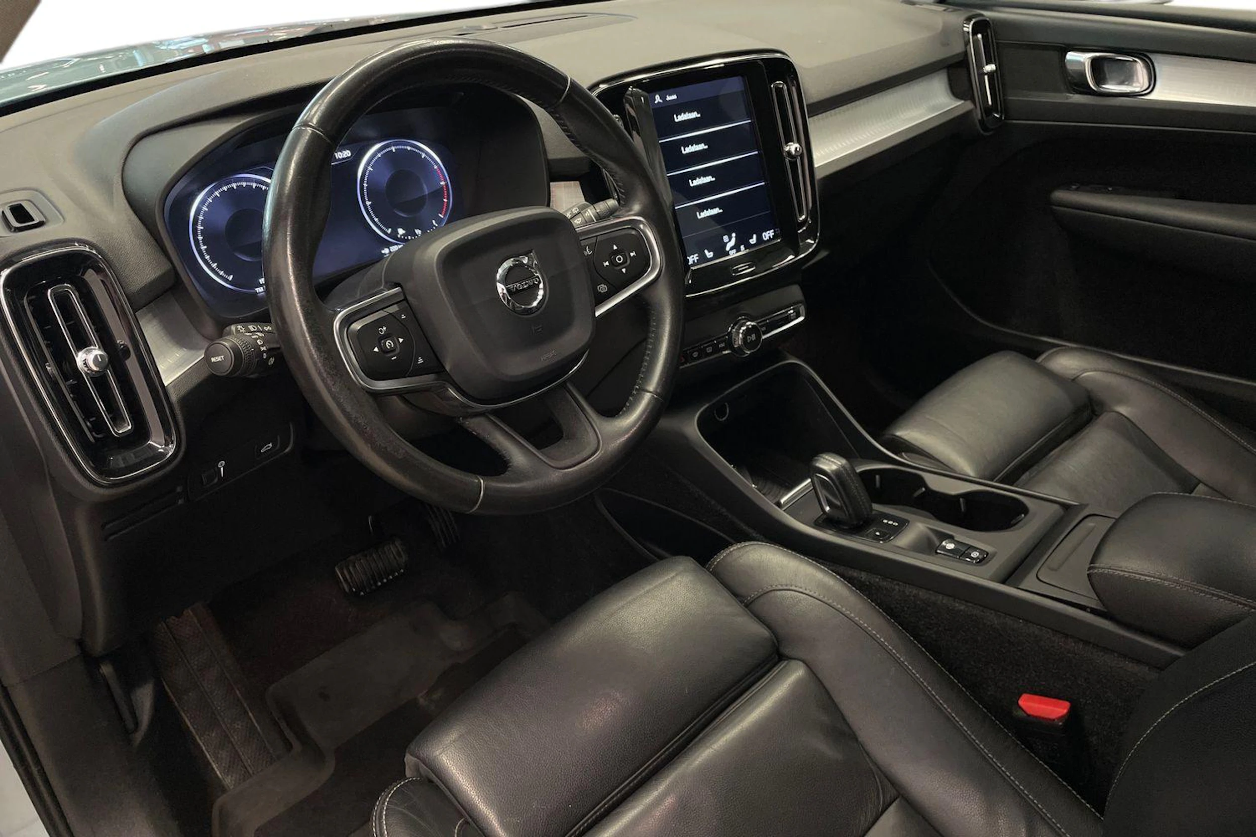 sininen Volvo XC40 2018 kuva 6.