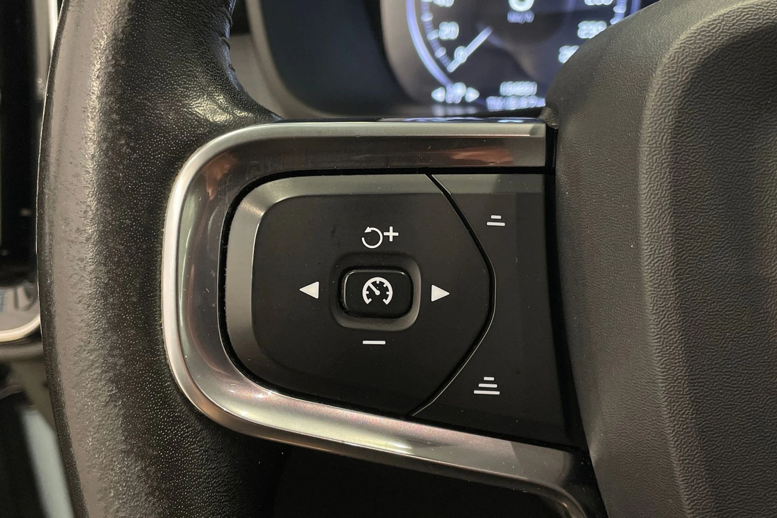 sininen Volvo XC40 2018 kuva 13.
