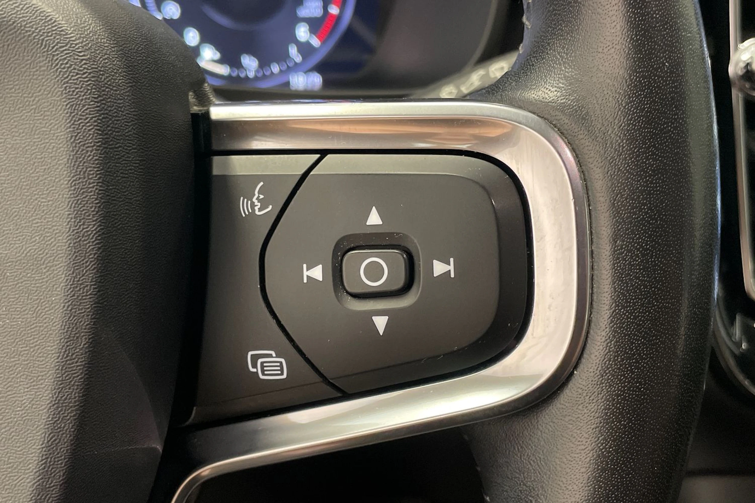 sininen Volvo XC40 2018 kuva 14.