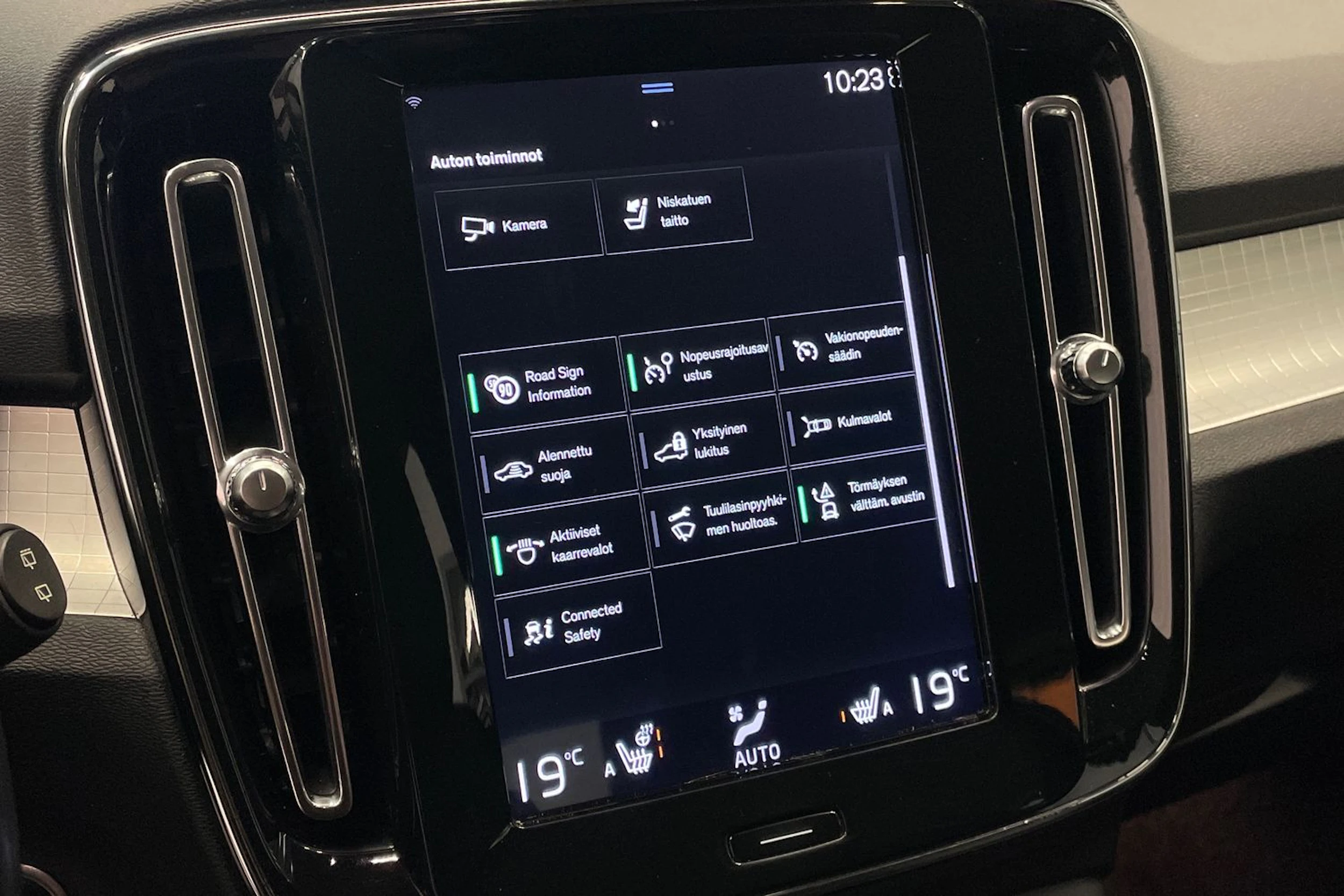 sininen Volvo XC40 2018 kuva 19.