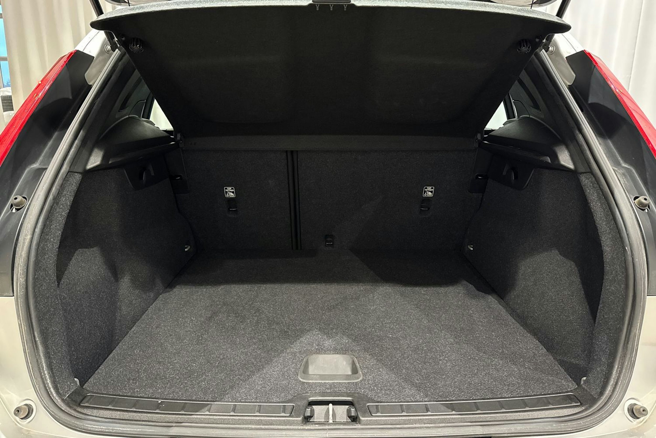 harmaa Volvo XC40 2019 kuva 16.