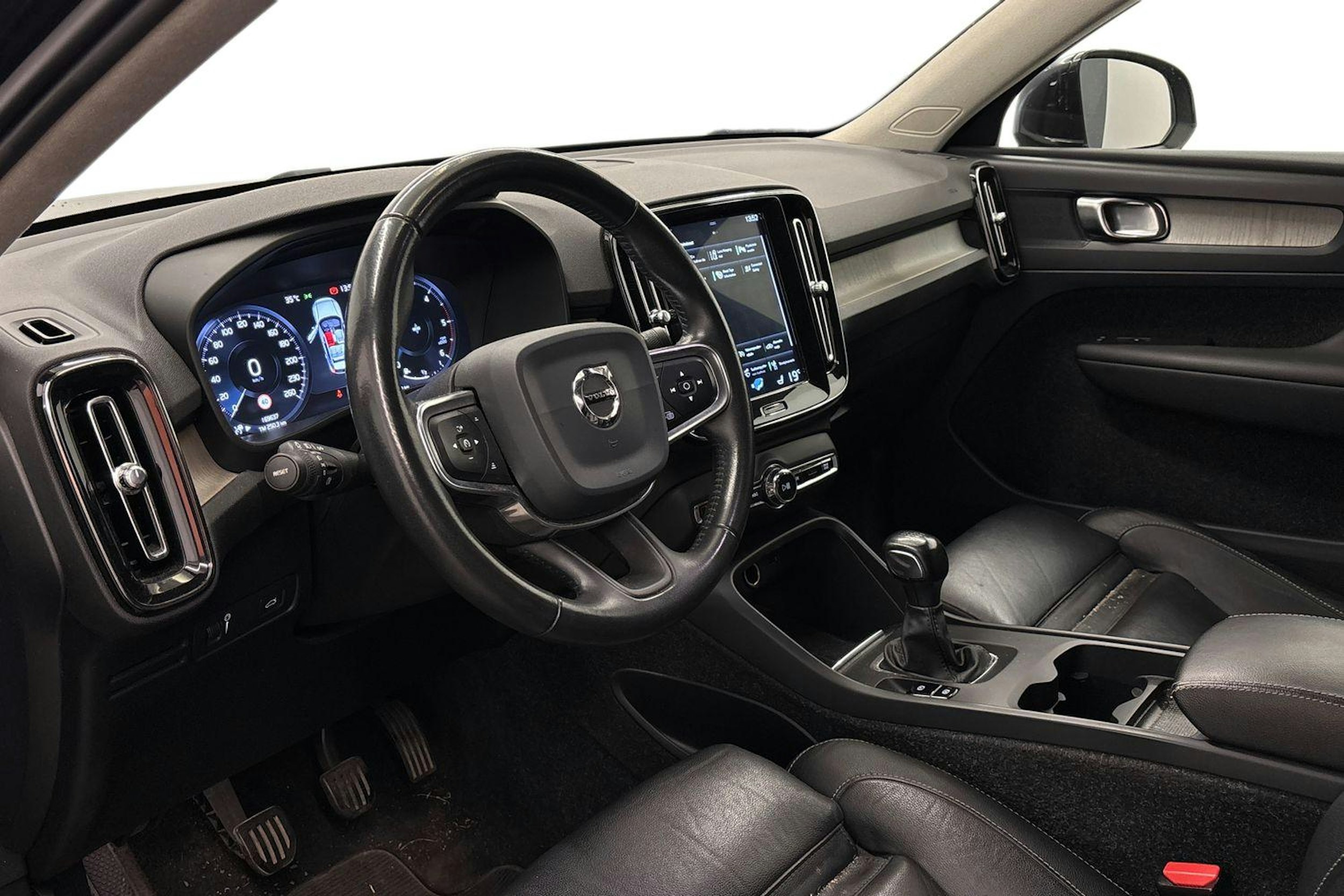 musta Volvo XC40 2019 kuva 3.