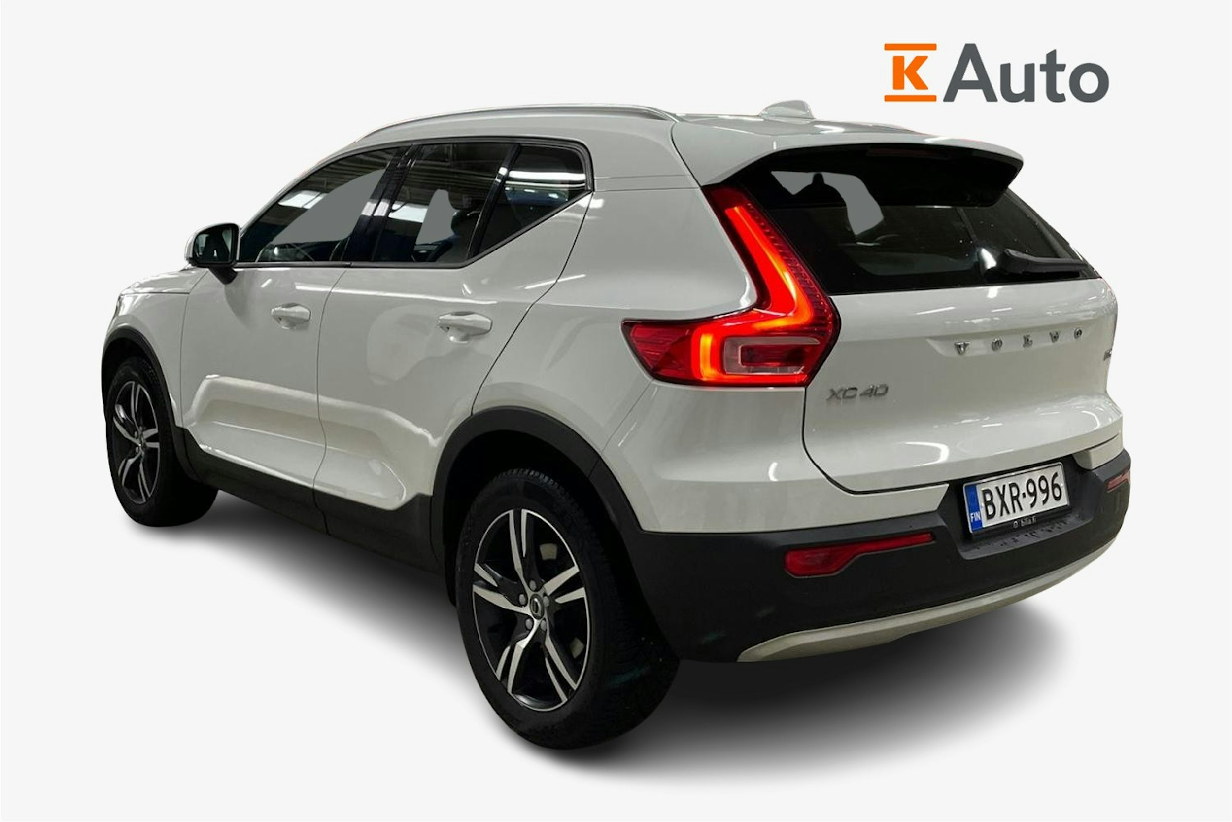 Valkoinen Volvo XC40 2020 kuva 2.